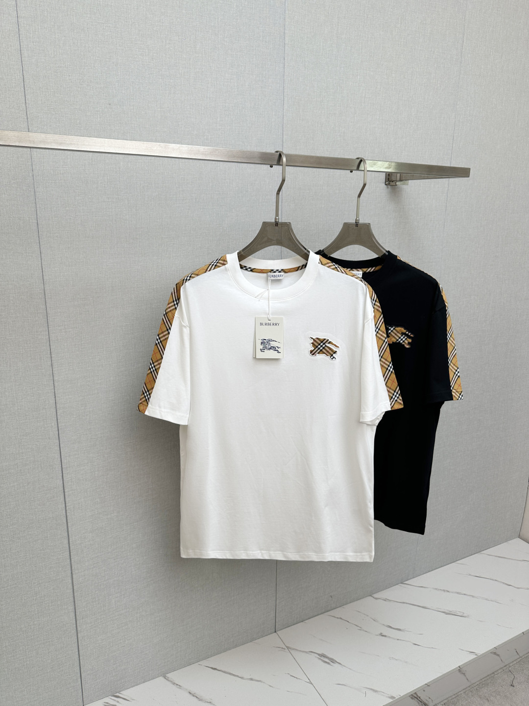 NO:775388,BURB original 2026 new short-sleeved T-shirt!  Fashionable and casual short-sleeved T-shirt with catwalk pattern!  Design a logo!  The highly designed and selected customer-supplied fabrics are soft to the touch, comfortable to wear and breathable. The real thing will definitely make you fall in love with it!  Non-sexist couples can wear mixed styles to open up a new fashion style!  Distinguishing market version, high-definition series!  Size S-XL,,burberry,T-shirt,tees,t-shirt,19860909BURB 原单2026新款短袖T恤！走秀图案时尚休闲短袖T恤衫！设计logo设计！极具设计精选客供面料,手感柔软亲肤,着身舒适透气性都无法挑剔,实物绝对会让你爱不释手！无性别主义的情侣混穿款式,打开全新的时装新韵味！区别市场版本,高定系列！尺码S-XL,,burberry,T-shirt,tees，t-shirt,,Men's clothing