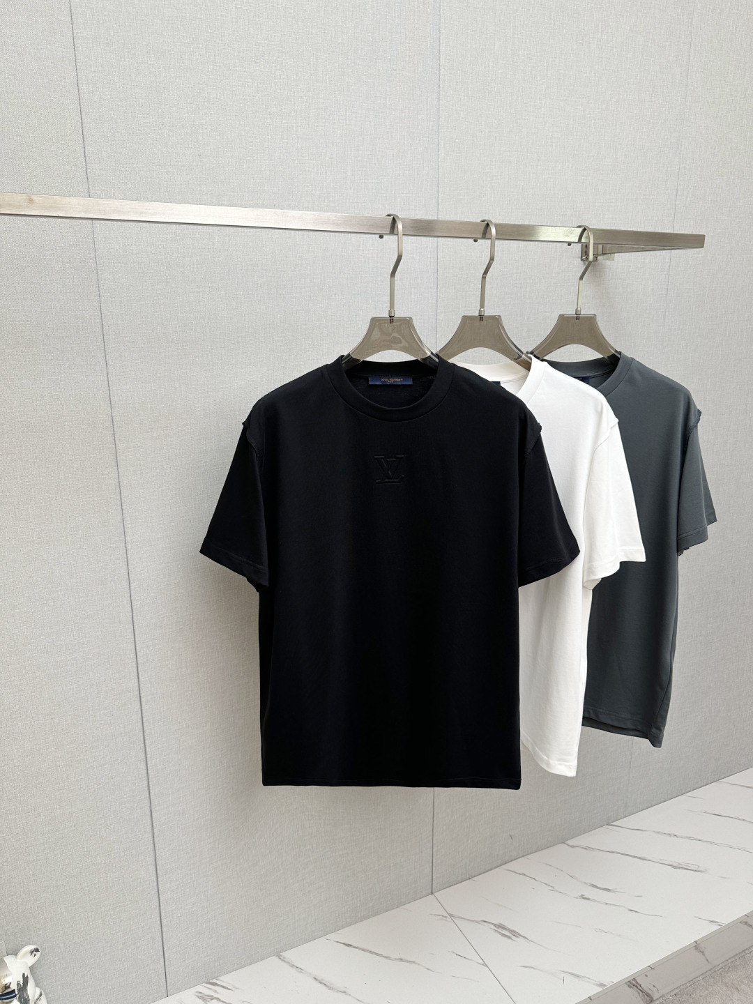 NO:775374,LV Louis Vuitton original 2026 new short-sleeved T-shirt!  Fashionable and casual short-sleeved T-shirt with catwalk pattern!  Design a logo!  The highly designed and selected customer-supplied fabrics are soft to the touch, comfortable to wear and breathable. The real thing will definitely make you fall in love with it!  Non-sexist couples can wear mixed styles to open up a new fashion style!  Distinguishing market version, high-definition series!  Size S-XL,,louis vuitton,louis vuitton,T-shirt,tees,t-shirt,19860909LV路易威登 原单2026新款短袖T恤！走秀图案时尚休闲短袖T恤衫！设计logo设计！极具设计精选客供面料,手感柔软亲肤,着身舒适透气性都无法挑剔,实物绝对会让你爱不释手！无性别主义的情侣混穿款式,打开全新的时装新韵味！区别市场版本,高定系列！尺码S-XL,,louis vuitton,louis vuitton,T-shirt,tees，t-shirt,,Men's clothing