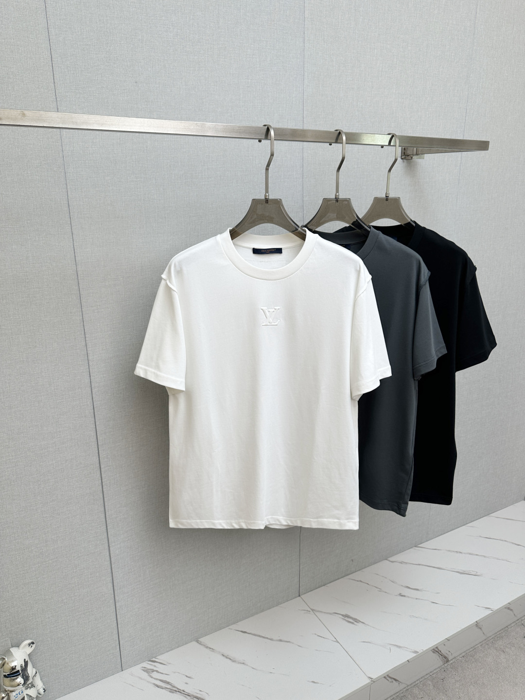 NO:834501,LV Louis Vuitton original 2026 new short-sleeved T-shirt!  Fashionable and casual short-sleeved T-shirt with catwalk pattern!  Design a logo!  The highly designed and selected customer-supplied fabrics are soft to the touch, comfortable to wear and breathable. The real thing will definitely make you fall in love with it!  Non-sexist couples can wear mixed styles to open up a new fashion style!  Distinguishing market version, high-definition series!  Size S-XL,,louis vuitton,louis vuitton,T-shirt,tees,t-shirt,19860909LV路易威登 原单2026新款短袖T恤！走秀图案时尚休闲短袖T恤衫！设计logo设计！极具设计精选客供面料,手感柔软亲肤,着身舒适透气性都无法挑剔,实物绝对会让你爱不释手！无性别主义的情侣混穿款式,打开全新的时装新韵味！区别市场版本,高定系列！尺码S-XL,,louis vuitton,louis vuitton,T-shirt,tees，t-shirt,,Men's clothing