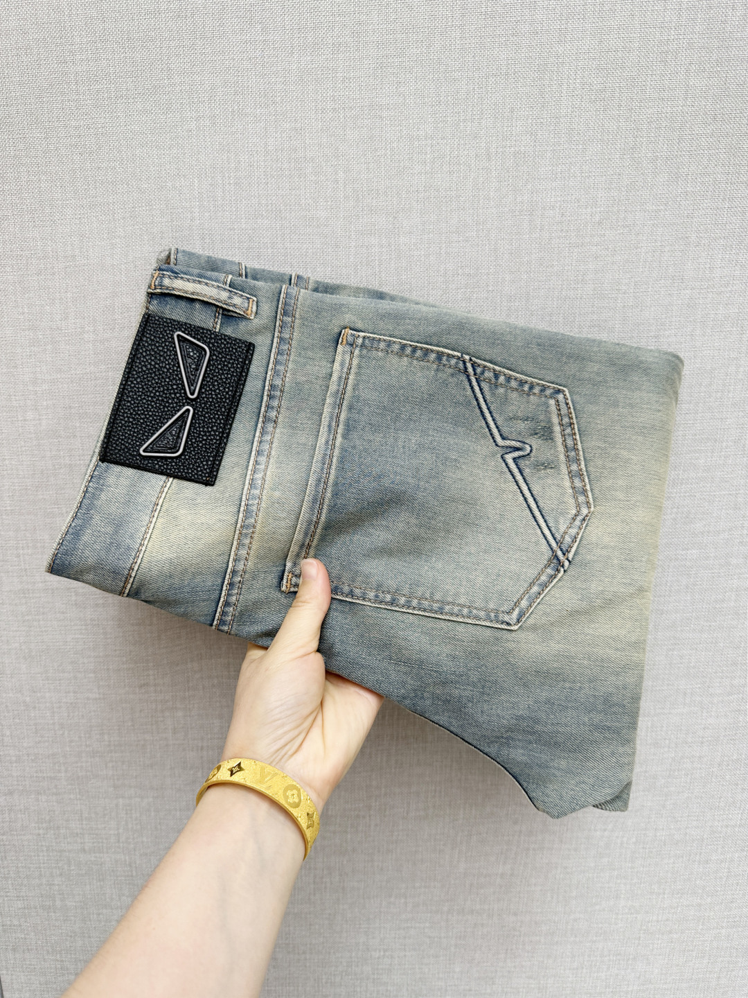 NO:777754,New products from FD counter, original jeans, made by original heavy industry, brand classic LOGO design, complete with three standards!  Original hardware accessories. Customized denim fabrics at the counter, completely matched to the counter. You are welcome to try it on at the counter before buying. Don’t be afraid of comparing good products. Code number: 29-38,,jeans,19860909FD 专柜新品,原版牛仔裤 原版重工打造,品牌经典LOGO设计,三标齐全！原版五金辅料.专柜定制牛仔面料,完全对版专柜,欢迎专柜试穿后再购买,好货不怕比.码数:29—38,,jeans,,Men's clothing