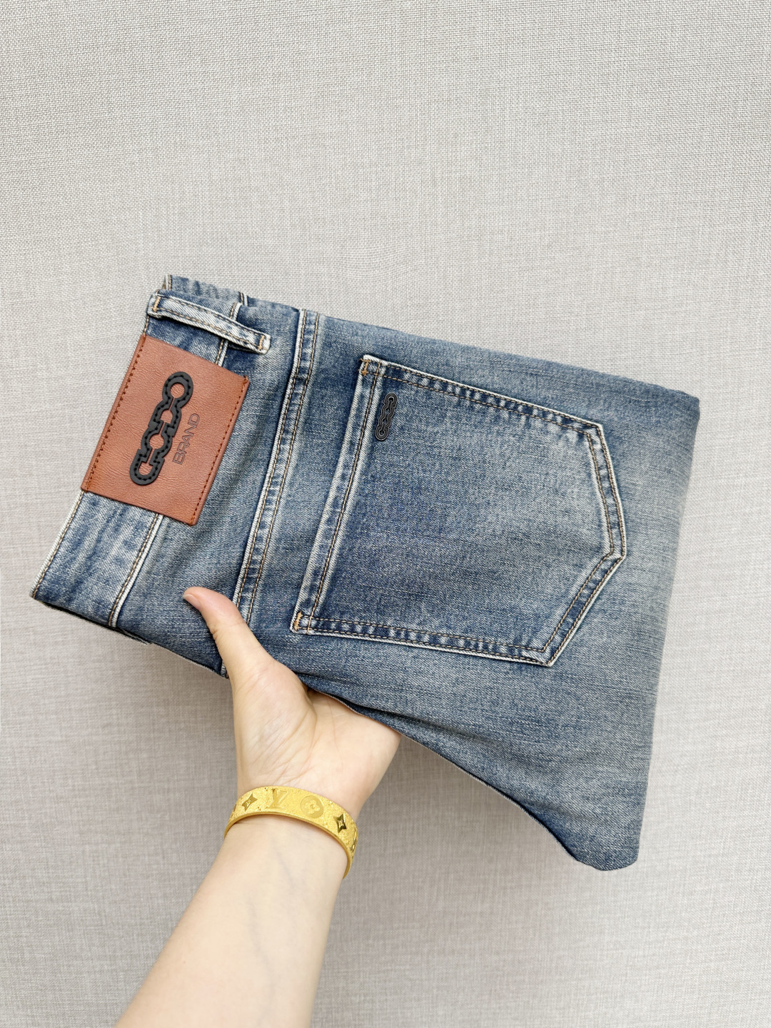 NO:777748,New products at the counter, original jeans, made by original heavy industry, brand classic LOGO design, complete with three standards!  Original hardware accessories. Customized denim fabrics at the counter, completely matched to the counter. You are welcome to try it on at the counter before buying. Don’t be afraid of comparing good products. Code number: 29-38,,jeans,19860909专柜新品,原版牛仔裤 原版重工打造,品牌经典LOGO设计,三标齐全！原版五金辅料.专柜定制牛仔面料,完全对版专柜,欢迎专柜试穿后再购买,好货不怕比.码数:29—38,,jeans,,Men's clothing