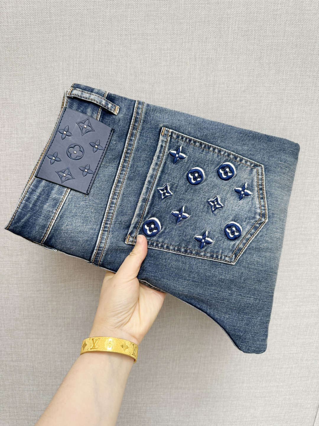 NO:777799,New products from LV counter, original jeans, made by original heavy industry, brand classic LOGO design, complete with three standards!  Original hardware accessories. Customized denim fabrics at the counter, completely matched to the counter. You are welcome to try it on at the counter before buying. Don’t be afraid of comparing good products. Size: 29-38, Louis Vuitton, Jeans,19860909LV 专柜新品,原版牛仔裤 原版重工打造,品牌经典LOGO设计,三标齐全！原版五金辅料.专柜定制牛仔面料,完全对版专柜,欢迎专柜试穿后再购买,好货不怕比.码数:29—38,,louis vuitton,jeans,,Men's clothing