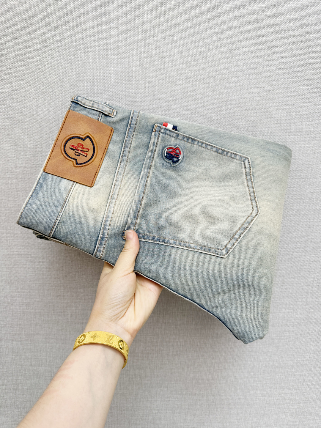 NO:777793,New products from the Meng Mouth counter, original jeans, made by original heavy industry, brand classic LOGO design, complete with three standards!  Original hardware accessories. Customized denim fabrics at the counter, completely matching the version at the counter. You are welcome to try it on at the counter before buying. Don’t be afraid of comparing good products. Size: 29-38, Moncler, Jeans,19860909蒙口 专柜新品,原版牛仔裤 原版重工打造,品牌经典LOGO设计,三标齐全！原版五金辅料.专柜定制牛仔面料,完全对版专柜,欢迎专柜试穿后再购买,好货不怕比.码数:29—38,,Moncler,jeans,,Men's clothing