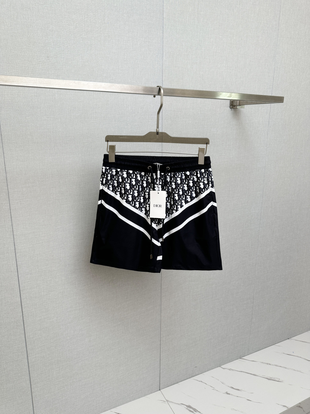 NO:834524,DIOR popular shorts 2025ss new men's casual shorts, beach shorts, high-end version!  Custom-made fabrics at the counter are highly breathable and comfortable, with impeccable details and brand element design concepts, reflecting high quality. It feels delicate and soft!  It presents a casual cut and the upper body shape is awesome!  Size M-3XL,,dior,shorts,19860909DIOR 爆款短裤2025ss新款男士休闲短裤,沙滩裤,高端版本！专柜定制面料 透气舒适度高,细节无可挑剔,品牌元素设计理念,体现高品质.手感细腻柔软！呈现休闲裁剪,上身版型超赞！码数M-3XL,,dior,shorts,,Men's clothing