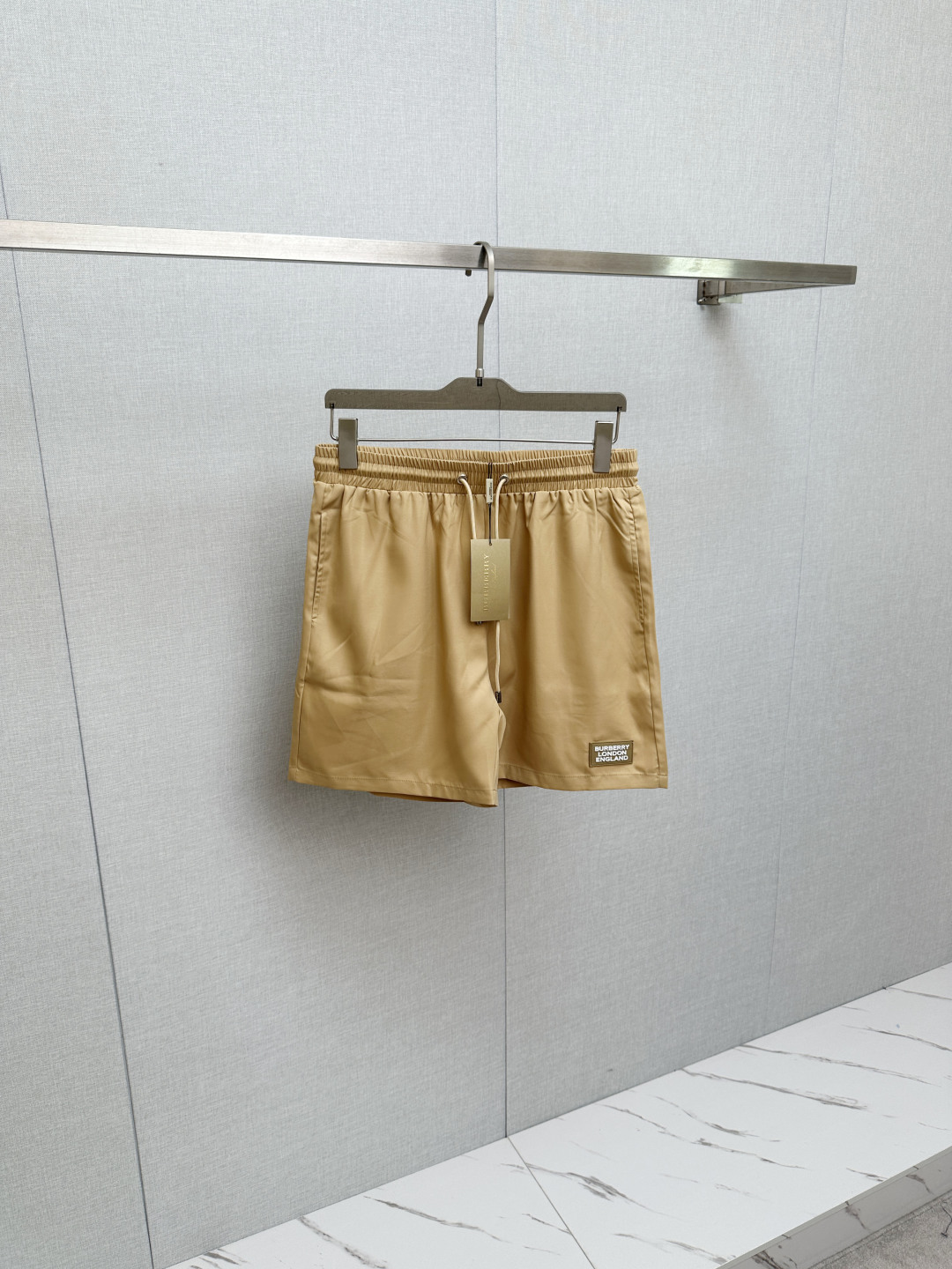 NO:834518,BURB hot shorts 2025ss new men's casual shorts, beach shorts, high-end version!  Custom-made fabrics at the counter are highly breathable and comfortable, with impeccable details and brand element design concepts, reflecting high quality. It feels delicate and soft!  It presents a casual cut and the upper body shape is awesome!  Size M-3XL,,burberry,shorts,19860909BURB 爆款短裤2025ss新款男士休闲短裤,沙滩裤,高端版本！专柜定制面料 透气舒适度高,细节无可挑剔,品牌元素设计理念,体现高品质.手感细腻柔软！呈现休闲裁剪,上身版型超赞！码数M-3XL,,burberry,shorts,,Men's clothing