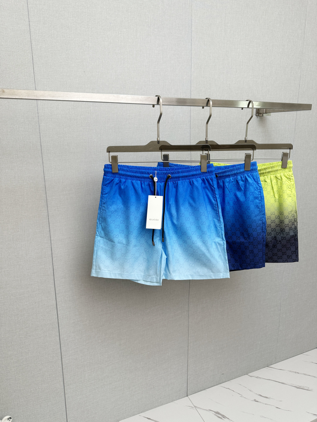 NO:777777,GUCCI popular shorts 2025ss new men's casual shorts, beach shorts, high-end version!  Custom-made fabrics at the counter are highly breathable and comfortable, with impeccable details and brand element design concepts, reflecting high quality. It feels delicate and soft!  It presents a casual cut and the upper body shape is awesome!  Size M-3XL,,gucci,shorts,19860909GUCCI 爆款短裤2025ss新款男士休闲短裤,沙滩裤,高端版本！专柜定制面料 透气舒适度高,细节无可挑剔,品牌元素设计理念,体现高品质.手感细腻柔软！呈现休闲裁剪,上身版型超赞！码数M-3XL,,gucci,shorts,,Men's clothing