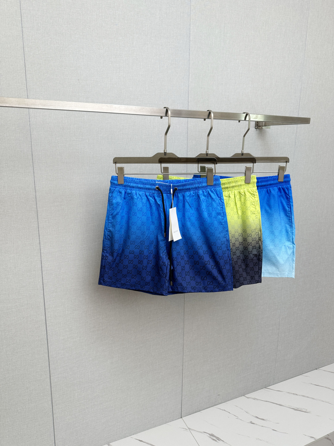 NO:834507,GUCCI popular shorts 2025ss new men's casual shorts, beach shorts, high-end version!  Custom-made fabrics at the counter are highly breathable and comfortable, with impeccable details and brand element design concepts, reflecting high quality. It feels delicate and soft!  It presents a casual cut and the upper body shape is awesome!  Size M-3XL,,gucci,shorts,19860909GUCCI 爆款短裤2025ss新款男士休闲短裤,沙滩裤,高端版本！专柜定制面料 透气舒适度高,细节无可挑剔,品牌元素设计理念,体现高品质.手感细腻柔软！呈现休闲裁剪,上身版型超赞！码数M-3XL,,gucci,shorts,,Men's clothing