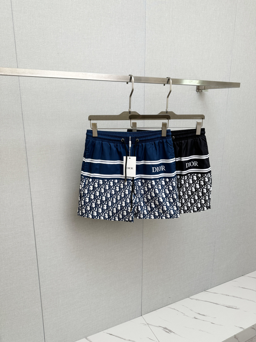 NO:777771,DIOR popular shorts 2025ss new men's casual shorts, beach shorts, high-end version!  Custom-made fabrics at the counter are highly breathable and comfortable, with impeccable details and brand element design concepts, reflecting high quality. It feels delicate and soft!  It presents a casual cut and the upper body shape is awesome!  Size M-3XL,,dior,shorts,19860909DIOR 爆款短裤2025ss新款男士休闲短裤,沙滩裤,高端版本！专柜定制面料 透气舒适度高,细节无可挑剔,品牌元素设计理念,体现高品质.手感细腻柔软！呈现休闲裁剪,上身版型超赞！码数M-3XL,,dior,shorts,,Men's clothing