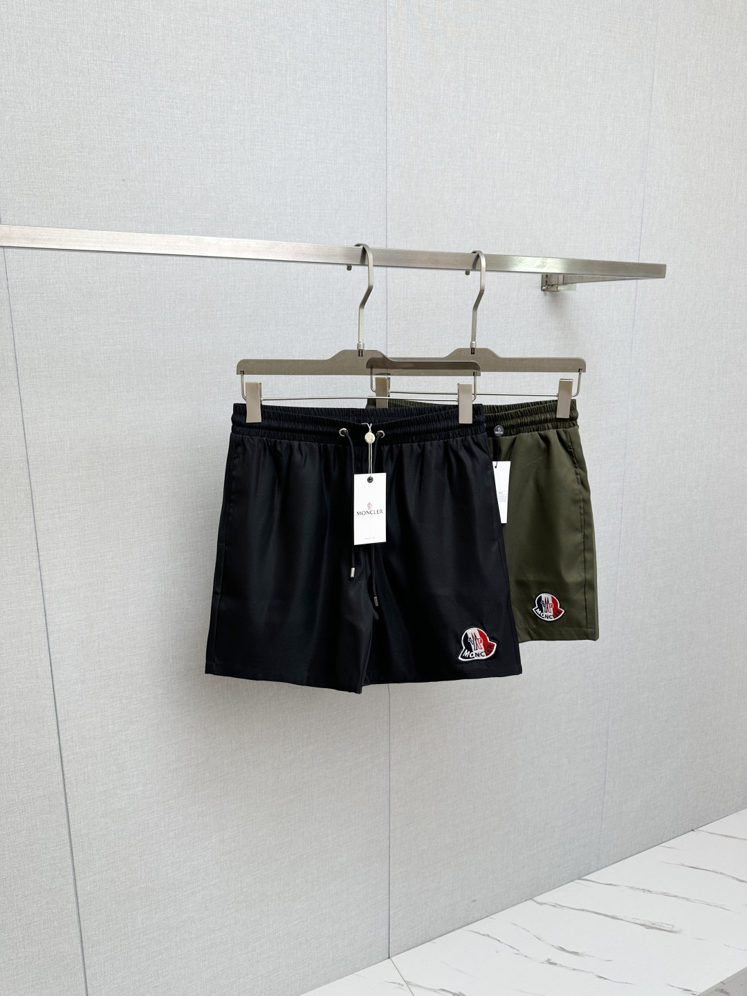 NO:777765,Mouth MO popular shorts 2025ss new men's casual shorts, beach shorts, high-end version!  Custom-made fabrics at the counter are highly breathable and comfortable, with impeccable details and brand element design concepts, reflecting high quality. It feels delicate and soft!  It presents a casual cut and the upper body shape is awesome!  Size M-3XL,,Moncler,shorts,19860909蒙口MO 爆款短裤2025ss新款男士休闲短裤,沙滩裤,高端版本！专柜定制面料 透气舒适度高,细节无可挑剔,品牌元素设计理念,体现高品质.手感细腻柔软！呈现休闲裁剪,上身版型超赞！码数M-3XL,,Moncler,shorts,,Men's clothing