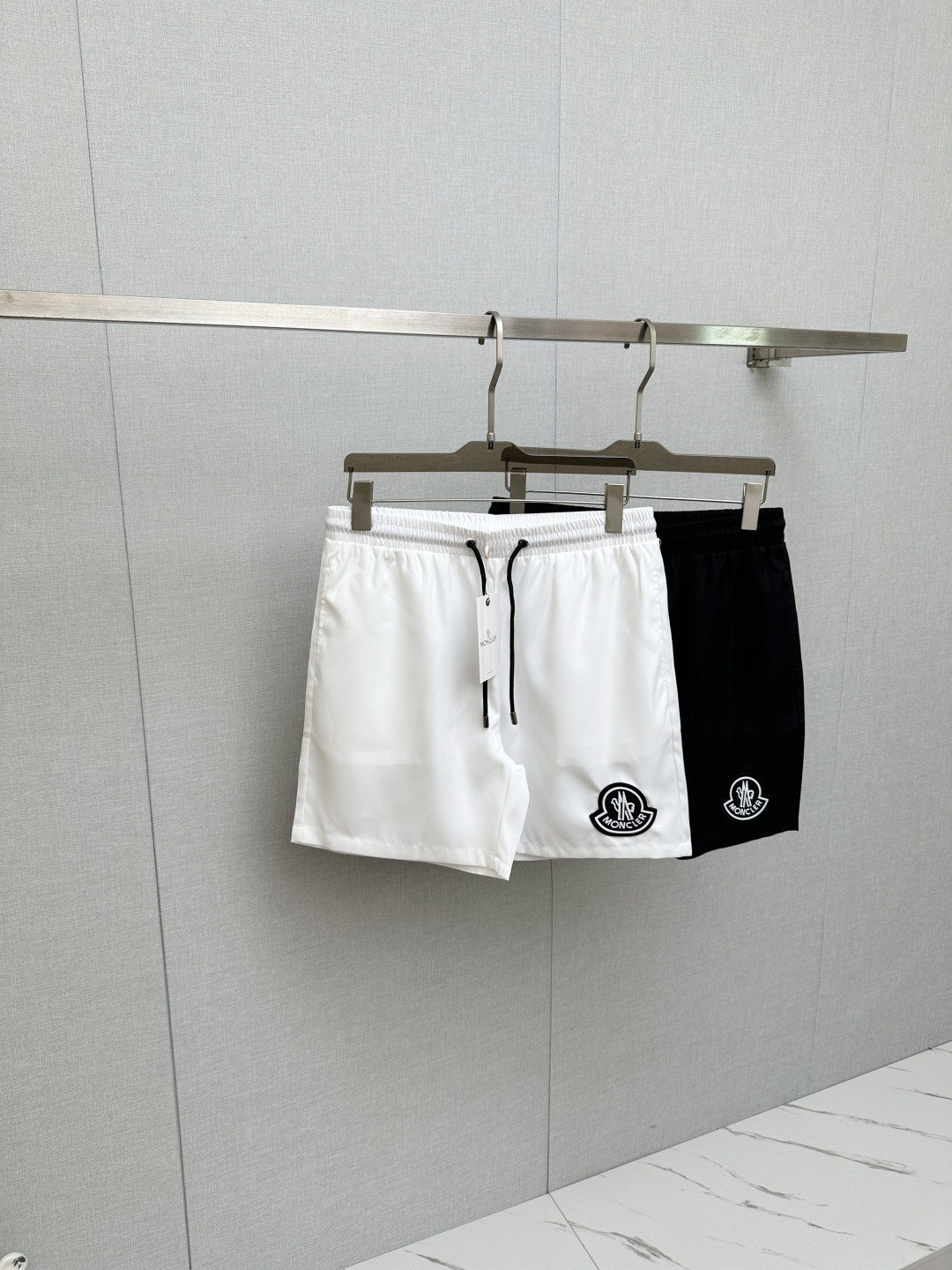 NO:834511,Mouth MO popular shorts 2025ss new men's casual shorts, beach shorts, high-end version!  Custom-made fabrics at the counter are highly breathable and comfortable, with impeccable details and brand element design concepts, reflecting high quality. It feels delicate and soft!  It presents a casual cut and the upper body shape is awesome!  Size M-3XL,,Moncler,shorts,19860909蒙口MO 爆款短裤2025ss新款男士休闲短裤,沙滩裤,高端版本！专柜定制面料 透气舒适度高,细节无可挑剔,品牌元素设计理念,体现高品质.手感细腻柔软！呈现休闲裁剪,上身版型超赞！码数M-3XL,,Moncler,shorts,,Men's clothing
