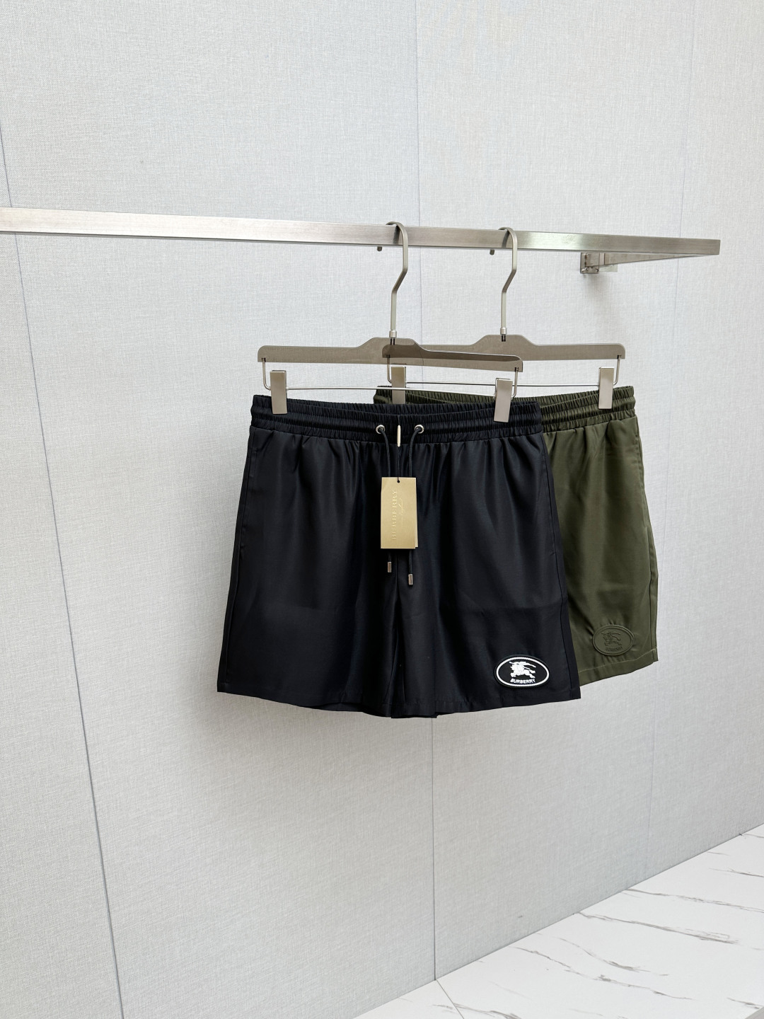 NO:777759,BURB hot shorts 2025ss new men's casual shorts, beach shorts, high-end version!  Custom-made fabrics at the counter are highly breathable and comfortable, with impeccable details and brand element design concepts, reflecting high quality. It feels delicate and soft!  It presents a casual cut and the upper body shape is awesome!  Size M-3XL,,burberry,shorts,19860909BURB 爆款短裤2025ss新款男士休闲短裤,沙滩裤,高端版本！专柜定制面料 透气舒适度高,细节无可挑剔,品牌元素设计理念,体现高品质.手感细腻柔软！呈现休闲裁剪,上身版型超赞！码数M-3XL,,burberry,shorts,,Men's clothing