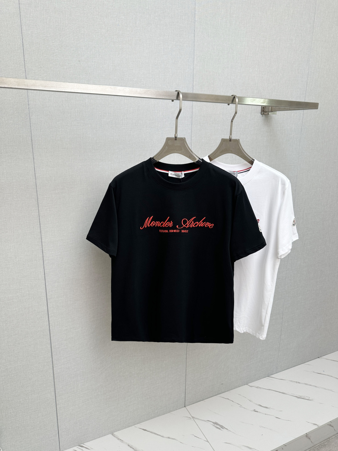 NO:846855,Moncl26ss spring and summer new product Moncler American Art Signature Series round neck short-sleeved T-shirt, with the front art signature brand logo + the words 'Monestier-de-Clermont France Est.1952', simple and recognizable, with a classic felt embroidery logo on the left sleeve edge, creating a basic men's item and injecting new ideas into men's wardrobe. The custom-made fabric has high-end texture, excellent elasticity, anti-wrinkle and anti-yellowing, and is not easy to deform after long-term wear and washing; black white  Size S-2XL,,T-shirt,tees,t-shirt,19860909Moncl26ss春夏新品Moncler美式艺术签名系列圆领短袖T恤,,正面艺术签名品牌Logo+“Monestier-de-Clermont France Est.1952”字样,简约又有辨识,左侧袖边饰有毡艺刺绣经典徽标,打造男士基本款单品,为男士衣橱注入新意.定制面料质感高端、弹性优良抗皱抗黄,久穿久洗不易变形； 黑色 白色 码数S-2XL,,T-shirt,tees，t-shirt,,Men's clothing