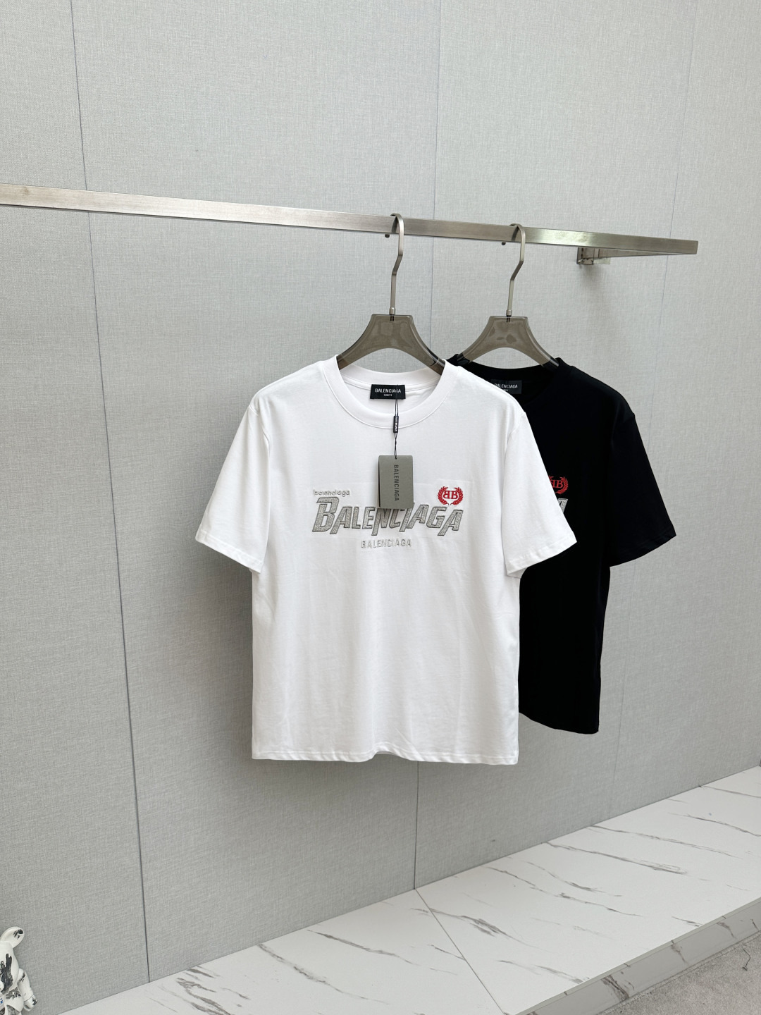 NO:846857,BALE - Classic embroidered round neck short sleeves. Customized fabric. The embroidery process is clear. The original order is customized with 1:1 smooth and delicate lines. Better hand feel and texture. Not easy to deform. Maintains long-lasting beauty. Color Black White Size S-2XL, balenciaga, T-shirt,19860909BALE-经典刺绣圆领短袖 定制面料 刺绣工艺走线清晰 原单定制1:1线条流畅而细腻 手感质感更佳 不易变形 保持长久的美 颜色 黑色 白色 尺码S-2XL,,balenciaga,T-shirt,,Men's clothing