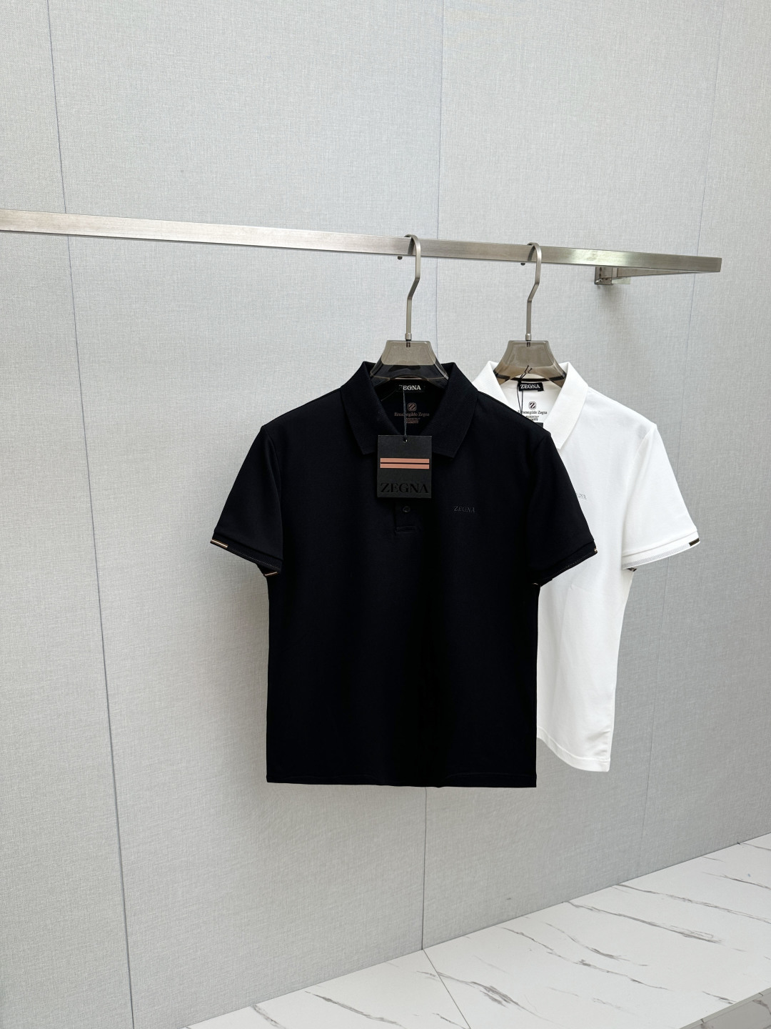 NO:846843,New product launch Zjia 2026ss new summer new classic embroidered letter logo men's lapel Polo shirt!  Classic business men's style, the ceiling-level business men's style of high-end men's clothing!  Simple and fashionable yet elegant, it looks great when worn alone, and quality control/details control can be taken away with your eyes closed. It is low-key, luxurious and connotative!  It is carefully made of custom-made mesh beads provided by customers. The mesh texture is evenly arranged on the surface of the fabric. It has excellent breathability and heat dissipation and perspiration. The upper body comfort is completely better than ordinary single-sided jersey tissue!  The classic brand LOGO on the chest is made with top-notch embroidery technology. The LOGO is three-dimensional, clear and full, and has extraordinary texture. Whether it is worn inside or on its own, it is a classic product!  The exquisite tailoring process, every detail is handled very standard and delicately, which cannot be compared with other low-end products on the market. It is a must-have basic and versatile Polo shirt for men!  Color Black White Size M-3xl,,19860909新品上市 Z家2026ss夏季新款经典刺绣字母logo男士翻领Polo衫！经典商务男款,高端男装的天花板级别的商务男款！简约时尚大气不失优雅,单穿内搭体面过人,品质控/细节控的闭眼带走,低调又奢华有内涵！ 客供定织网眼珠地精心制成,面料表面排列均匀整齐的网眼纹理,透气性和散热排汗性极佳,上身舒适程度完全优于普通单面汗布组织！胸前经典的品牌LOGO标识,采用顶级刺绣工艺打造,LOGO立体清晰饱满,质感非凡的特质,无论是内搭还是单穿都是一款经典领域的产品！精妙绝伦的裁剪工艺,每一个细节处理的非常标准细腻,非市面一般LOW货可以媲美的,男士必入基础百搭款Polo衫推荐！ 颜色黑色白色 尺码M-3xl,,,Men's clothing