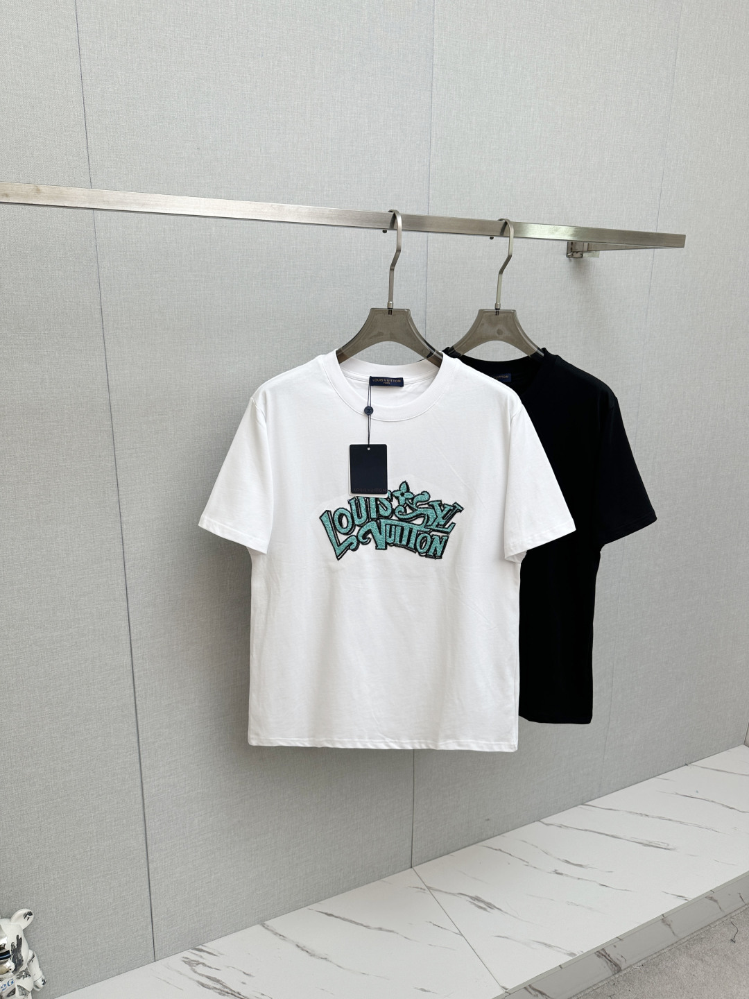 NO:846851,Louis Vuitton* Louis Vuitton embroidered letter logo short-sleeved T-shirt is custom-made, soft and comfortable, and super friendly for daily wear. It can be easily worn by both men and women, and is the first choice for gender-neutral wear! The embroidery craftsmanship is exquisite and the details are perfect!  Same style for men and women, white black S-2XL,,louis vuitton,louis vuitton,T-shirt,tees,t-shirt,19860909Louis Vuitton*路易威登 刺绣字母标识短袖T恤 定制柔软舒适,日常穿搭超友好.男女都能轻松驾驭,无性别穿搭首选!刺绣工艺精致,细节满分！ 男女同款 白色 黑色 S-2XL,,louis vuitton,louis vuitton,T-shirt,tees，t-shirt,,Men's clothing