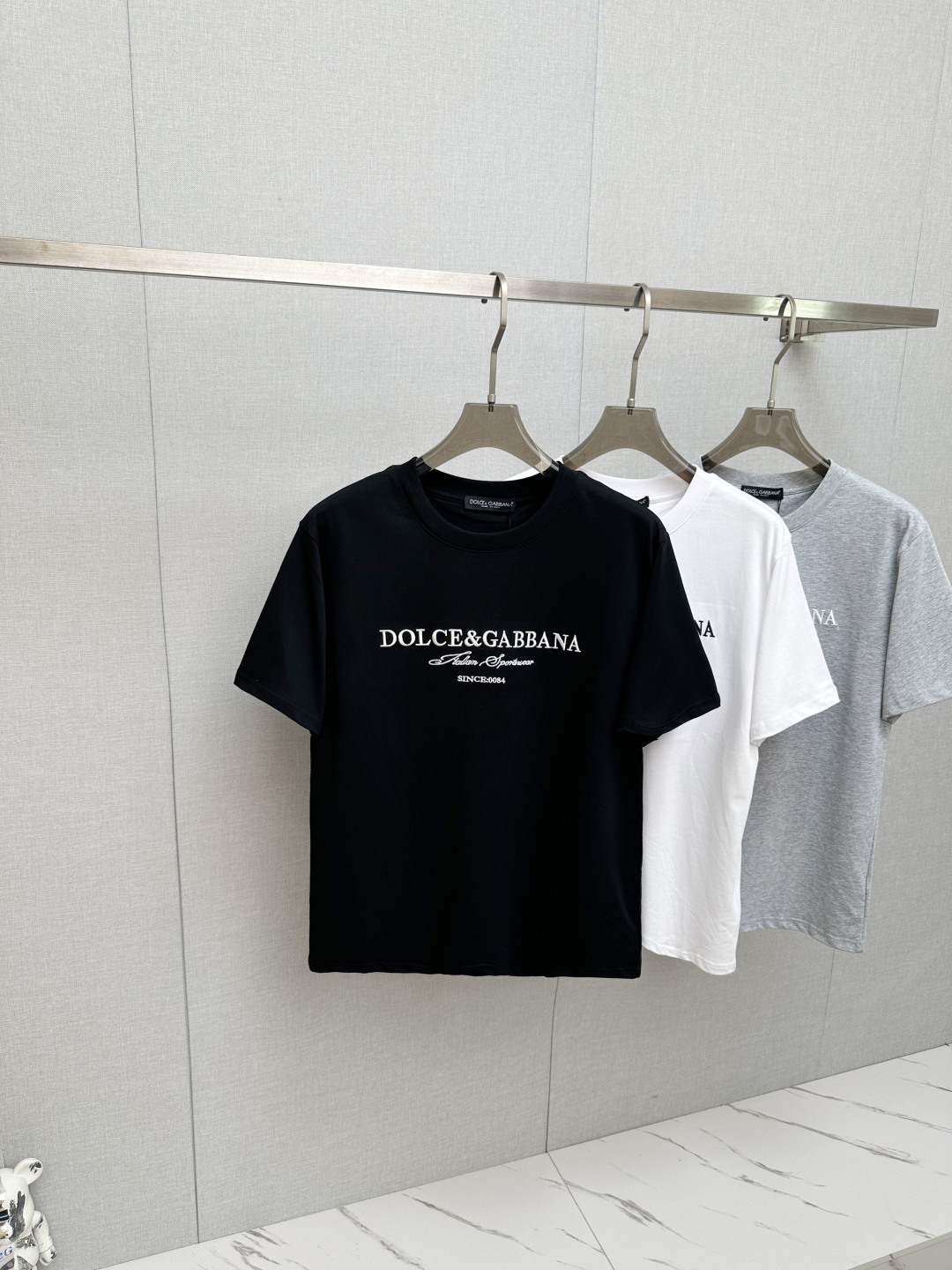 NO:846853,DG26 spring and summer new product latest short-sleeved round neck T-shirt ~ same style for men and women ~ high-end customization, avant-garde and fashionable design!  The brand embroidered letter logo is designed with heavy craftsmanship, high-end customized fabrics, soft to the touch and comfortable to wear. The imported high-end fabrics are very delicate in texture, with exquisite details and craftsmanship. Counter-level exquisite stitching, fine workmanship, and a highly moldable item can be matched with any fashion. The shape is super good and a must-have item for trendy men!  !  Color Black White Size S-2XL, T-shirt, tees, t-shirt,19860909DG26春夏新品最新款短袖圆领T恤～男女同款～ 高端订制 设计前卫时尚！品牌刺绣字母logo重工艺设计,高端定制面料,手感柔软,穿着舒适,客供进口高档面料质感非常细腻,细节工艺精湛考究,专柜级别精致车线,做工精细,塑造性极高的一款单品,任何时装都可以搭配,版型超级好 潮男必备单品！！ 颜色黑色 白色 尺码S-2XL,,T-shirt,tees，t-shirt,,Men's clothing