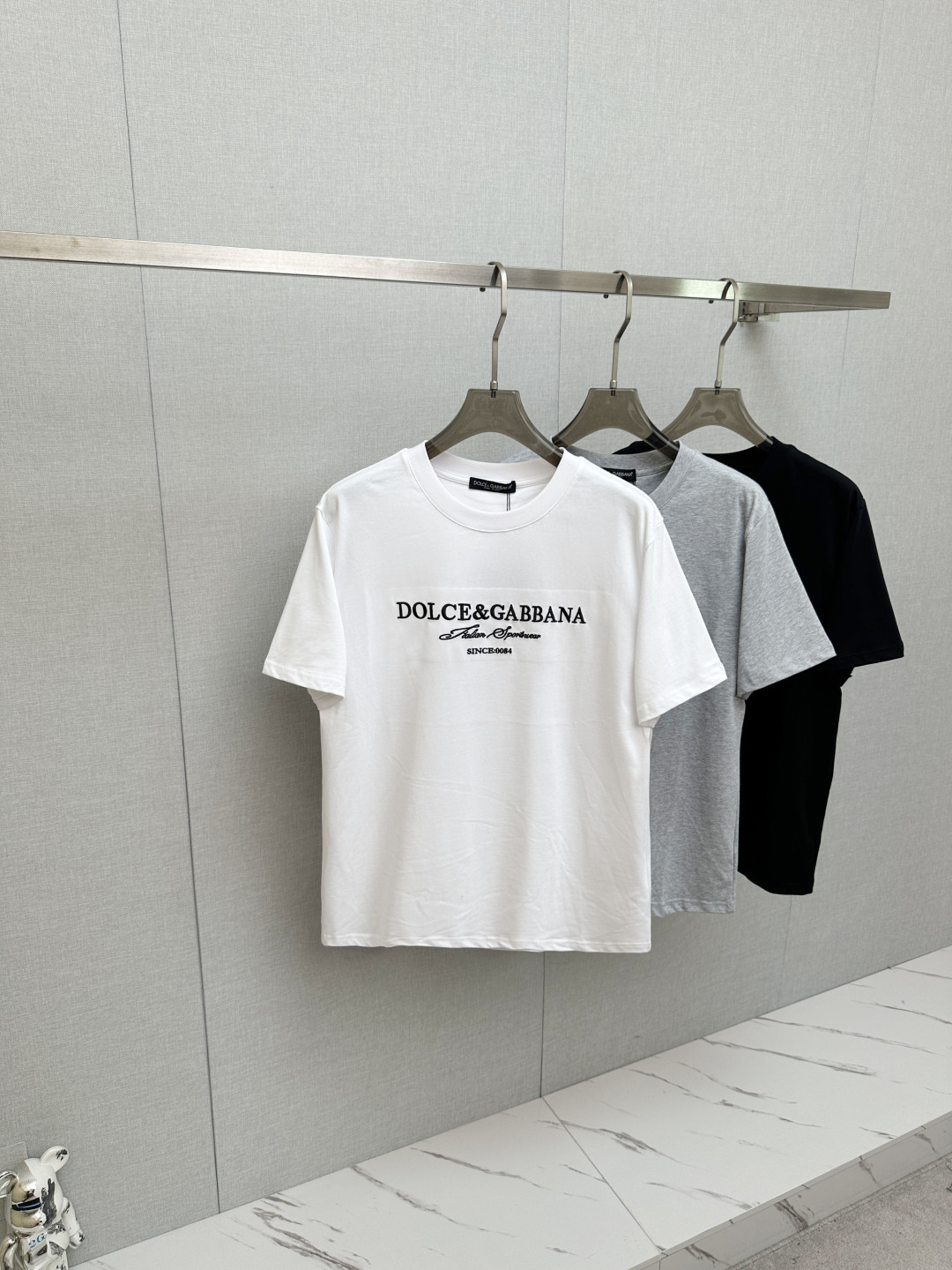 NO:846849,DG26 spring and summer new product latest short-sleeved round neck T-shirt ~ same style for men and women ~ high-end customization, avant-garde and fashionable design!  The brand embroidered letter logo is designed with heavy craftsmanship, high-end customized fabrics, soft to the touch and comfortable to wear. The imported high-end fabrics are very delicate in texture, with exquisite details and craftsmanship. Counter-level exquisite stitching, fine workmanship, and a highly moldable item can be matched with any fashion. The shape is super good and a must-have item for trendy men!  !  Color Black White Size S-2XL, T-shirt, tees, t-shirt,19860909DG26春夏新品最新款短袖圆领T恤～男女同款～ 高端订制 设计前卫时尚！品牌刺绣字母logo重工艺设计,高端定制面料,手感柔软,穿着舒适,客供进口高档面料质感非常细腻,细节工艺精湛考究,专柜级别精致车线,做工精细,塑造性极高的一款单品,任何时装都可以搭配,版型超级好 潮男必备单品！！ 颜色黑色 白色 尺码S-2XL,,T-shirt,tees，t-shirt,,Men's clothing