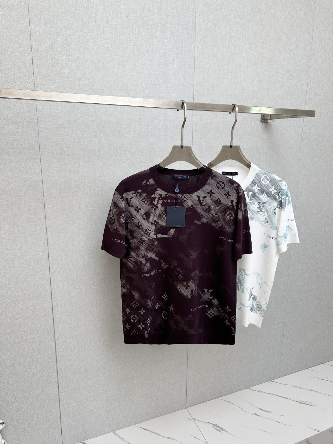 NO:846832,LV top quality 2026 new short sleeves!  Original customized fabric, soft to the touch. Top imported private goods, fashionable design and trendy short sleeves, without losing luxury. There is no doubt about the quality. The upper body effect is great, the same style as the luxury official website!  Size M—3XL,,louis vuitton,T-shirt,19860909LV 顶级品质 2026新品短袖！原版定制面料,手感柔软.顶级进口私货,时尚设计潮流短袖,不失奢华 品质毋庸置疑 上身效果超赞,奢华官网同款！尺码M—3XL,,louis vuitton,T-shirt,,Men's clothing