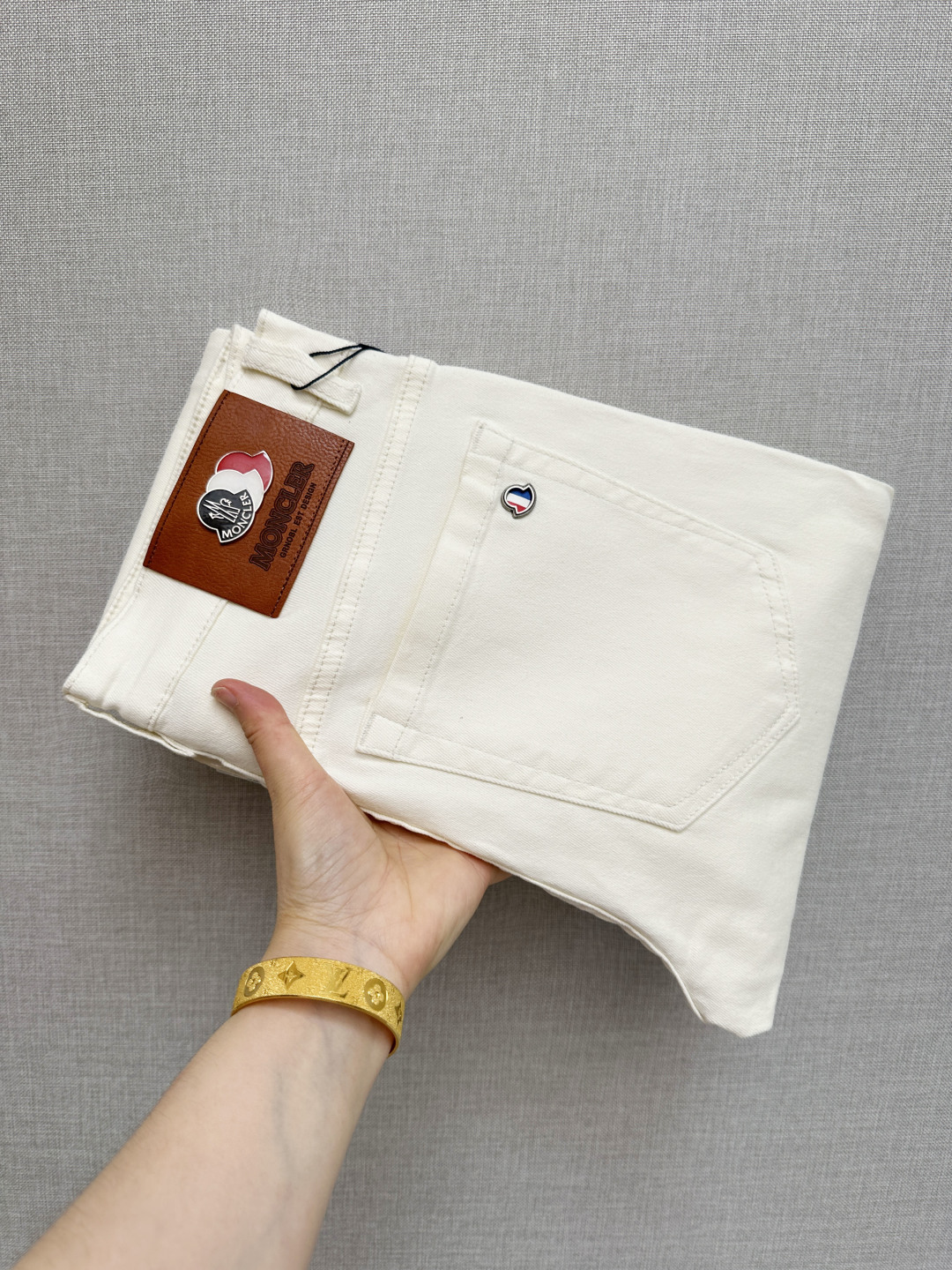 NO:838935,MO official website counters are available at the same time, original orders, super stylish jeans, customized original washed denim fabric, unique design, top-notch printing technology letter pattern logo, original hardware accessories decoration, an extremely outstanding pair of jeans, the materials and craftsmanship are extremely luxurious and exquisite, extremely high-grade, handsome and stylish upper body, recommended, code number 29-38,,jeans,19860909MO 官网专柜同步有售,原单狠货,超级有范儿的一款牛仔裤,定制原版水洗牛仔面料,独特设计,顶级印花工艺字母图案logo,原版五金辅料装饰,极为翘楚的一款牛仔裤,用料与工艺都极致奢华精湛,档次极高,上身帅气有型,推荐,码数29—38,,jeans,,Men's clothing