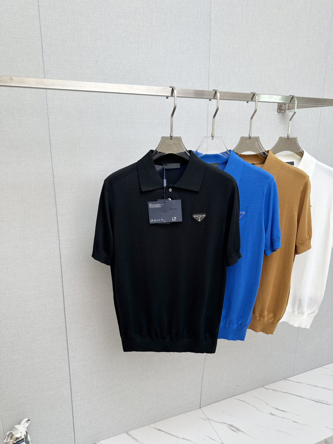 NO:838932,PRADA 2026 official new style is available at the counter simultaneously. Men's lapel short-sleeved POLO shirt, high-end main line series, imported fabrics, first-class texture, excellent skin-friendly, silky and delicate touch, with small lapels, fashionable and age-reducing, full of Italian accent on the upper body, full of style. Size M-3XL, prada, T-shirt,19860909PRADA 2026官方新款 专柜同步上市 男士翻领短袖POLO衫,高端主线系列,进口面料,质感一流,亲肤性极佳,触感丝滑细腻,搭配小翻领时尚且减龄,上身满满的意式腔调感,型格十足.码数M-3XL,,prada,T-shirt,,Men's clothing