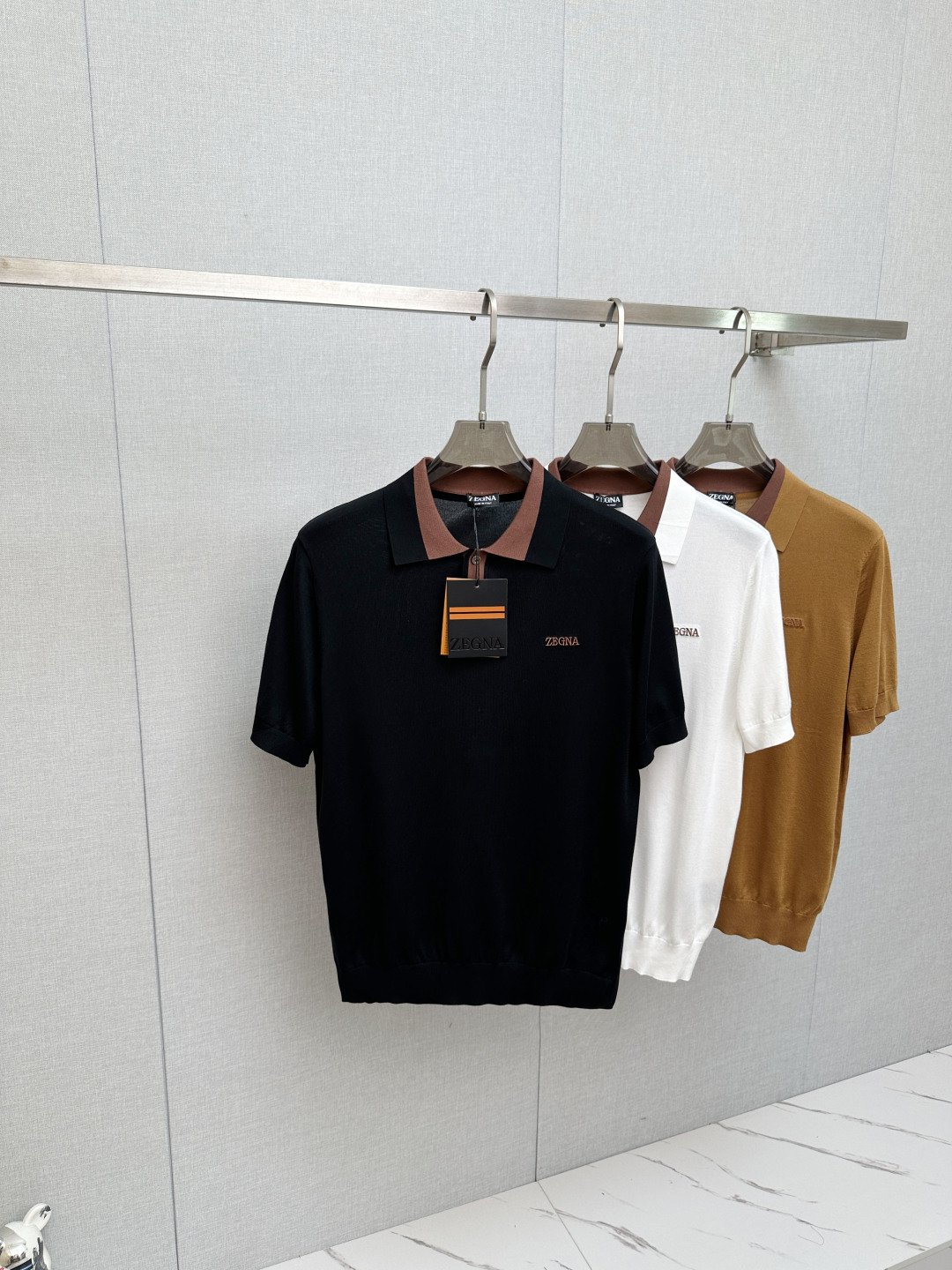 NO:838929,ZEGNA 2026 official new model is available at the counter simultaneously. Men's lapel short-sleeved POLO shirt, high-end main line series, imported fabrics, first-class texture, excellent skin-friendly, silky and delicate touch, with small lapels, fashionable and age-reducing, the upper body is full of Italian accent, full of style. Size M-3XL,, T-shirt,19860909ZEGNA 2026官方新款 专柜同步上市 男士翻领短袖POLO衫,高端主线系列,进口面料,质感一流,亲肤性极佳,触感丝滑细腻,搭配小翻领时尚且减龄,上身满满的意式腔调感,型格十足.码数M-3XL,,T-shirt,,Men's clothing