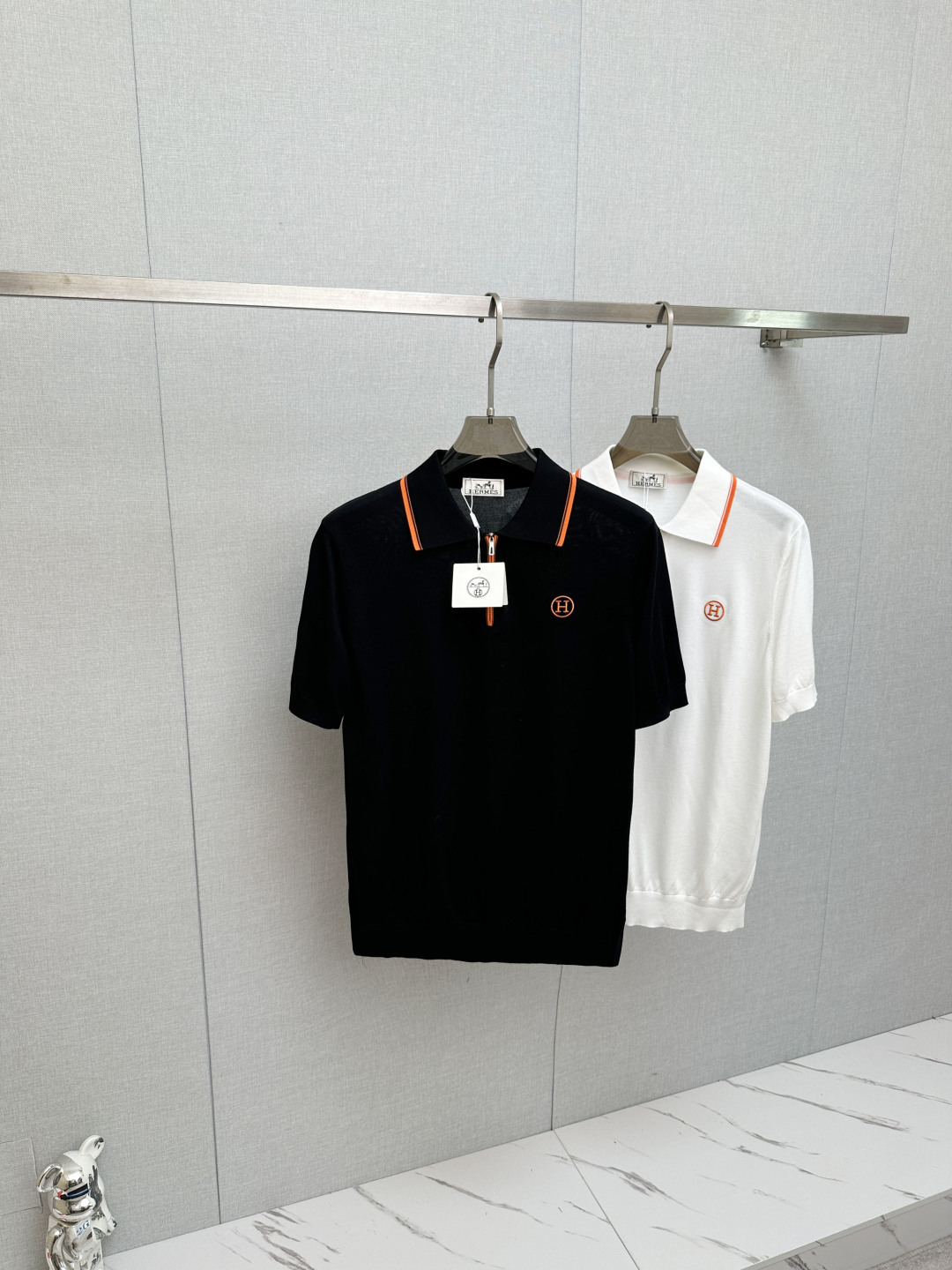 NO:838926,H Family's 2026 official new models are available at the counter simultaneously. Men's lapel short-sleeved POLO shirts, high-end main line series, imported fabrics, first-class texture, excellent skin-friendly, silky and delicate touch, with small lapels, fashionable and age-reducing, full of Italian accent on the upper body, full of style. Size M-3XL,, T-shirt,19860909H家 2026官方新款 专柜同步上市 男士翻领短袖POLO衫,高端主线系列,进口面料,质感一流,亲肤性极佳,触感丝滑细腻,搭配小翻领时尚且减龄,上身满满的意式腔调感,型格十足.码数M-3XL,,T-shirt,,Men's clothing