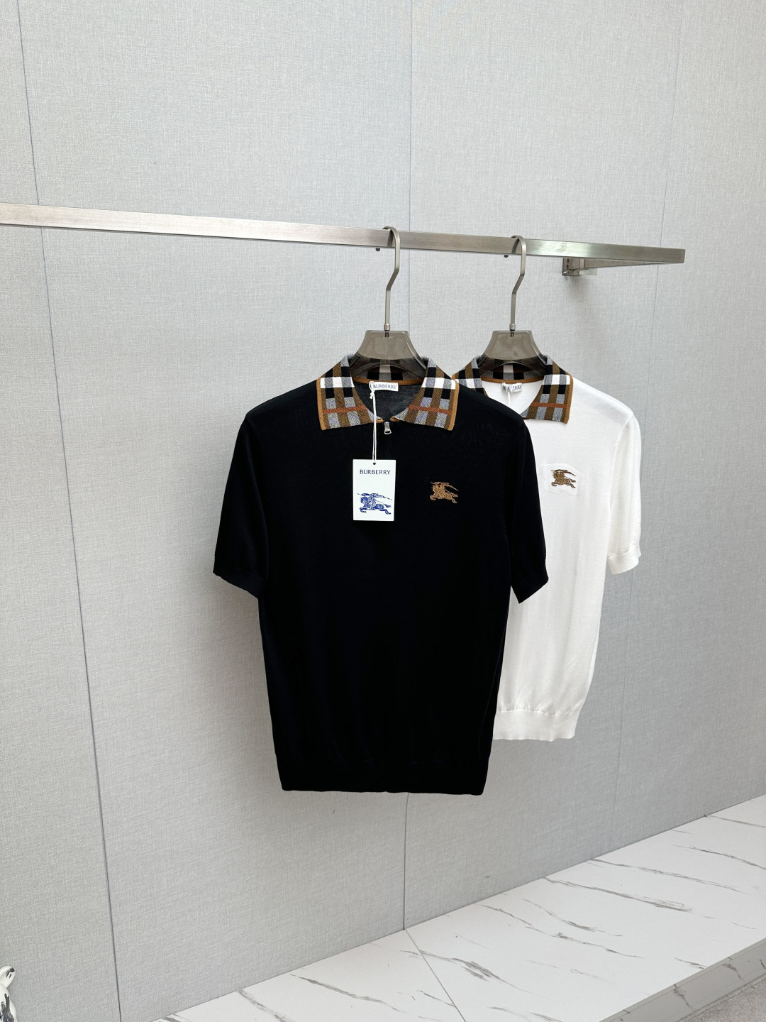 NO:838946,BURB 2026 official new style is available at the counter simultaneously. Men's lapel short-sleeved POLO shirt, high-end main line series, imported fabrics, first-class texture, excellent skin-friendly, silky and delicate touch, with small lapels, fashionable and age-reducing, full of Italian accent on the upper body, full of style. Size M-3XL,, burberry, T-shirt,19860909BURB 2026官方新款 专柜同步上市 男士翻领短袖POLO衫,高端主线系列,进口面料,质感一流,亲肤性极佳,触感丝滑细腻,搭配小翻领时尚且减龄,上身满满的意式腔调感,型格十足.码数M-3XL,,burberry,T-shirt,,Men's clothing