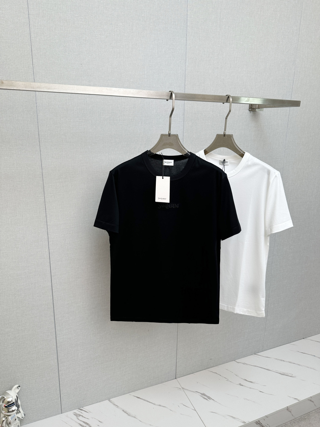 NO:838942,Saint Laurent 2026ss new spring and summer new debut counter, the latest short-sleeved round neck T-shirt, high-end customization, avant-garde and fashionable design!  Soft to the touch. Comfortable to wear. Exquisite counter-level stitching. Exquisite workmanship. The upper body effect is incomparably handsome!  A must-have item for a stylish man!  Size M—3XL,,saint laurent,T-shirt,tees,t-shirt,19860909圣罗兰 2026ss 春夏新款首发专柜最新款短袖圆领T恤 高端订制 设计前卫时尚！手感柔软.穿着舒适.专柜级别精致车线.做工精细.上身效果无敌帅气！型男必备单品！ 码数M—3XL,,saint laurent,T-shirt,tees，t-shirt,,Men's clothing