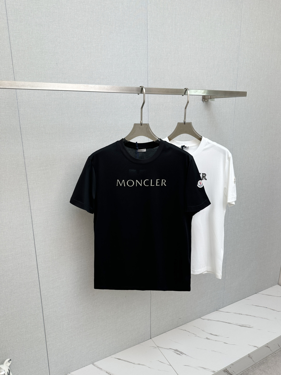 NO:838940,MO Mouth 2026ss new spring and summer new debut counter latest short-sleeved round neck T-shirt, high-end custom design, avant-garde and fashionable!  Soft to the touch. Comfortable to wear. Exquisite counter-level stitching. Exquisite workmanship. The upper body effect is incomparably handsome!  A must-have item for a stylish man!  Size M—3XL,,Moncler,T-shirt,tees,t-shirt,19860909MO蒙口 2026ss 春夏新款首发专柜最新款短袖圆领T恤 高端订制 设计前卫时尚！手感柔软.穿着舒适.专柜级别精致车线.做工精细.上身效果无敌帅气！型男必备单品！ 码数M—3XL,,Moncler,T-shirt,tees，t-shirt,,Men's clothing