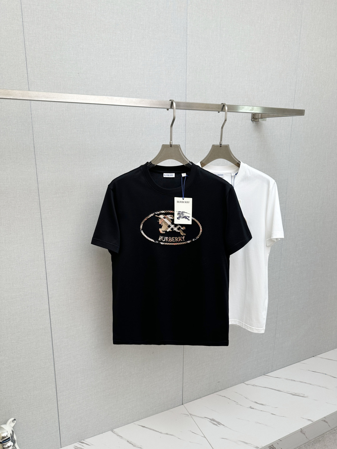 NO:838934,BURB 2026ss new spring and summer new debut counter latest short-sleeved round neck T-shirt, high-end customization, avant-garde and fashionable design!  Soft to the touch. Comfortable to wear. Exquisite counter-level stitching. Exquisite workmanship. The upper body effect is incomparably handsome!  A must-have item for a stylish man!  Size M—3XL,,burberry,T-shirt,tees,t-shirt,19860909BURB 2026ss 春夏新款首发专柜最新款短袖圆领T恤 高端订制 设计前卫时尚！手感柔软.穿着舒适.专柜级别精致车线.做工精细.上身效果无敌帅气！型男必备单品！ 码数M—3XL,,burberry,T-shirt,tees，t-shirt,,Men's clothing