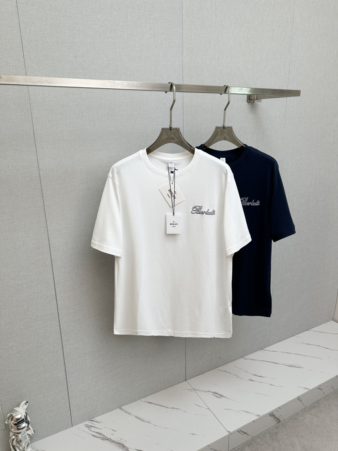 NO:838937,BER 2026ss new spring and summer new debut counter, the latest short-sleeved round neck T-shirt, high-end customization, avant-garde and fashionable design!  Soft to the touch. Comfortable to wear. Exquisite counter-level stitching. Exquisite workmanship. The upper body effect is incomparably handsome!  A must-have item for a stylish man!  Size M—3XL,,T-shirt,tees,t-shirt,19860909BER 2026ss 春夏新款首发专柜最新款短袖圆领T恤 高端订制 设计前卫时尚！手感柔软.穿着舒适.专柜级别精致车线.做工精细.上身效果无敌帅气！型男必备单品！ 码数M—3XL,,T-shirt,tees，t-shirt,,Men's clothing