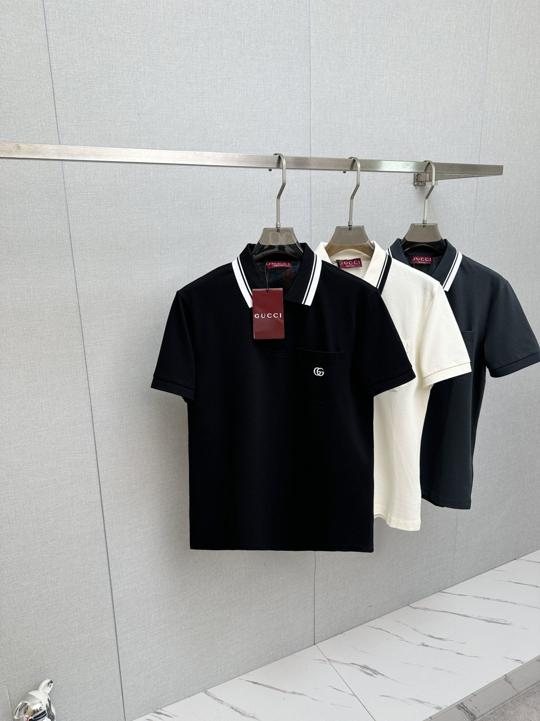 NO:838944,GUCCI 2026 official new style is available at the counter simultaneously. Men's lapel short-sleeved POLO shirt, high-end main line series, imported fabrics, first-class texture, excellent skin-friendly, silky and delicate touch, with small lapels, fashionable and age-reducing, full of Italian accent on the upper body, full of style. Size M-2XL,, gucci, T-shirt,19860909GUCCI 2026官方新款 专柜同步上市 男士翻领短袖POLO衫,高端主线系列,进口面料,质感一流,亲肤性极佳,触感丝滑细腻,搭配小翻领时尚且减龄,上身满满的意式腔调感,型格十足.码数M-2XL,,gucci,T-shirt,,Men's clothing