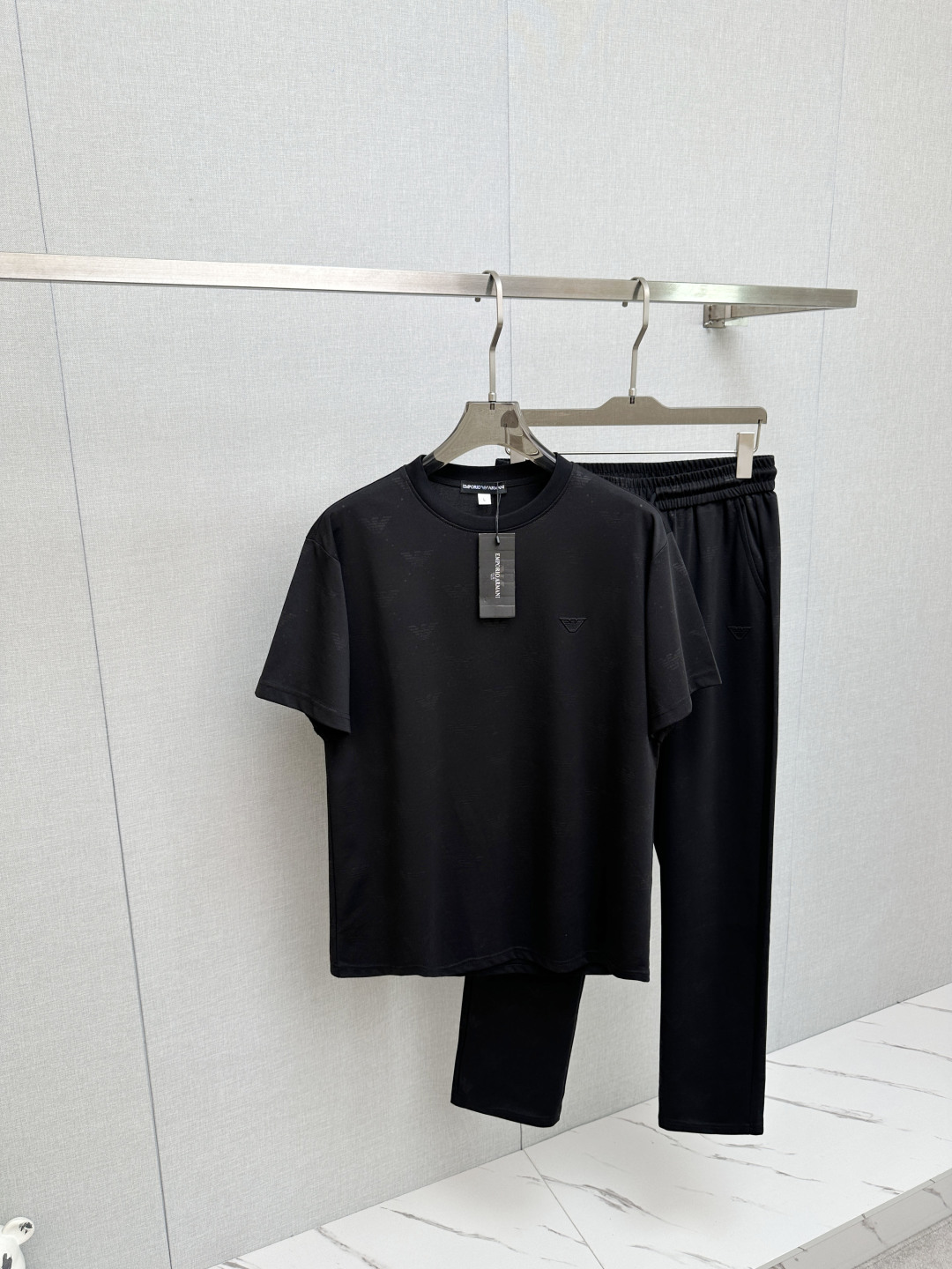 NO:850004,Suit Amani's 2026 new casual suit has exquisite and high-end details and a full sense of luxury. Customized high-end fabrics, the upper body is crisp and stylish, comfortable and not tight. The clean and neat tailoring is full of urban style, and you will feel good when you wear it. It is the first choice for high-end fashion people, and the upper body effect is super good-looking!  Code number: M-3XL,,19860909套装 Amani2026新款休闲套装,细节精致高级,高级感满满.定制高端面料,上身挺括有型,舒适不紧绷.干净利落的剪裁都市风十足,穿上心情就好,高端潮流时尚人士首选,上身效果超级好看！码数:M-3XL,,,Men's clothing