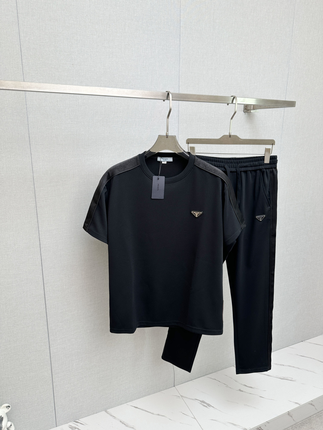 NO:850001,Suit PRADA 2026 new casual suit, with exquisite and high-end details, full of high-end feeling. Customized high-end fabrics, the upper body is crisp and stylish, comfortable and not tight. The clean and neat tailoring is full of urban style, you will feel good when you put it on, the first choice for high-end fashion people, the upper body effect is super good-looking!  Size:M-3XL,,prada,19860909套装 PRADA 2026新款休闲套装,细节精致高级,高级感满满.定制高端面料,上身挺括有型,舒适不紧绷.干净利落的剪裁都市风十足,穿上心情就好,高端潮流时尚人士首选,上身效果超级好看！码数:M-3XL,,prada,,Men's clothing