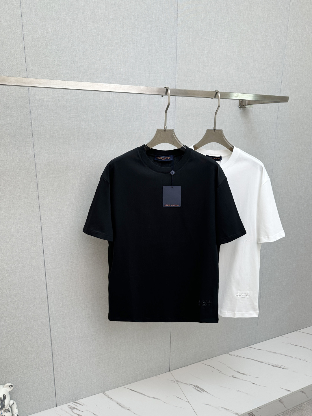 NO:850014,LV 2026ss spring and summer latest version of the latest version of the new debut counter, the latest short-sleeved round neck T-shirt, high-end customization, avant-garde and fashionable design!  Soft to the touch. Comfortable to wear. Exquisite counter-level stitching. Exquisite workmanship. The upper body effect is incomparably handsome!  A must-have item for a stylish man!  Size S—XL,,louis vuitton,T-shirt,tees,t-shirt,19860909LV 2026ss 春夏最高版本新款首发专柜最新款短袖圆领T恤 高端订制 设计前卫时尚！手感柔软.穿着舒适.专柜级别精致车线.做工精细.上身效果无敌帅气！型男必备单品！ 码数S—XL,,louis vuitton,T-shirt,tees，t-shirt,,Men's clothing