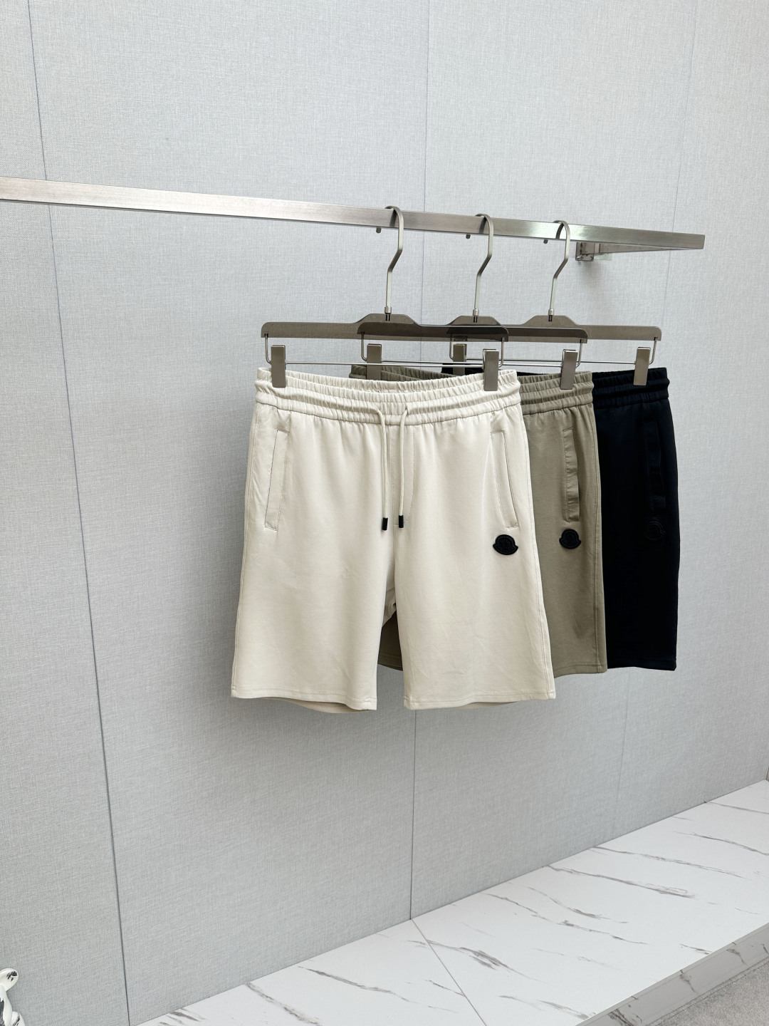 NO:849993,MO masked hot shorts 2026ss new men's casual shorts, high-end version!  Custom-made fabrics at the counter are highly breathable and comfortable, with impeccable details. The brand design concept reflects high quality. It feels delicate and soft!  It presents a casual cut and the upper body shape is awesome!  Size M-3XL,,Moncler,shorts,19860909MO蒙口 爆款短裤2026ss新款男士休闲短裤,高端版本！专柜定制面料 透气舒适度高,细节无可挑剔,品牌设计理念,体现高品质.手感细腻柔软！呈现休闲裁剪,上身版型超赞！码数M-3XL,,Moncler,shorts,,Men's clothing