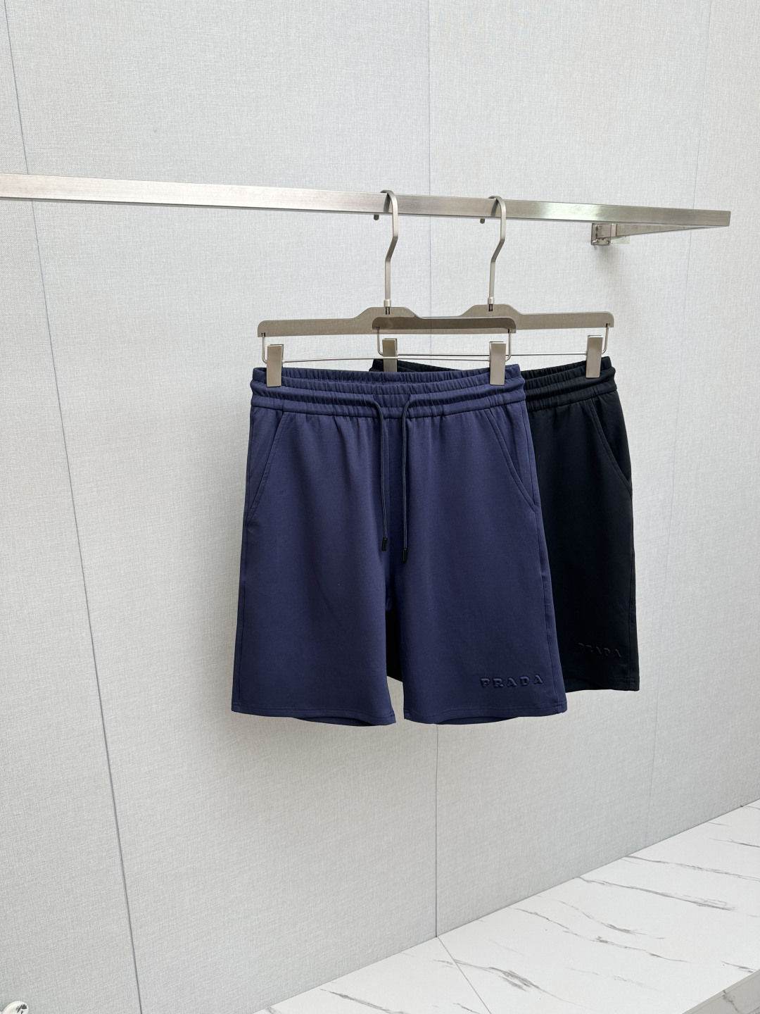 NO:849996,PRADA's popular shorts 2026ss new men's casual shorts, high-end version!  Custom-made fabrics at the counter are highly breathable and comfortable, with impeccable details. The brand design concept reflects high quality. It feels delicate and soft!  It presents a casual cut and the upper body shape is awesome!  Size M-3XL,,prada,shorts,19860909PRADA 爆款短裤2026ss新款男士休闲短裤,高端版本！专柜定制面料 透气舒适度高,细节无可挑剔,品牌设计理念,体现高品质.手感细腻柔软！呈现休闲裁剪,上身版型超赞！码数M-3XL,,prada,shorts,,Men's clothing