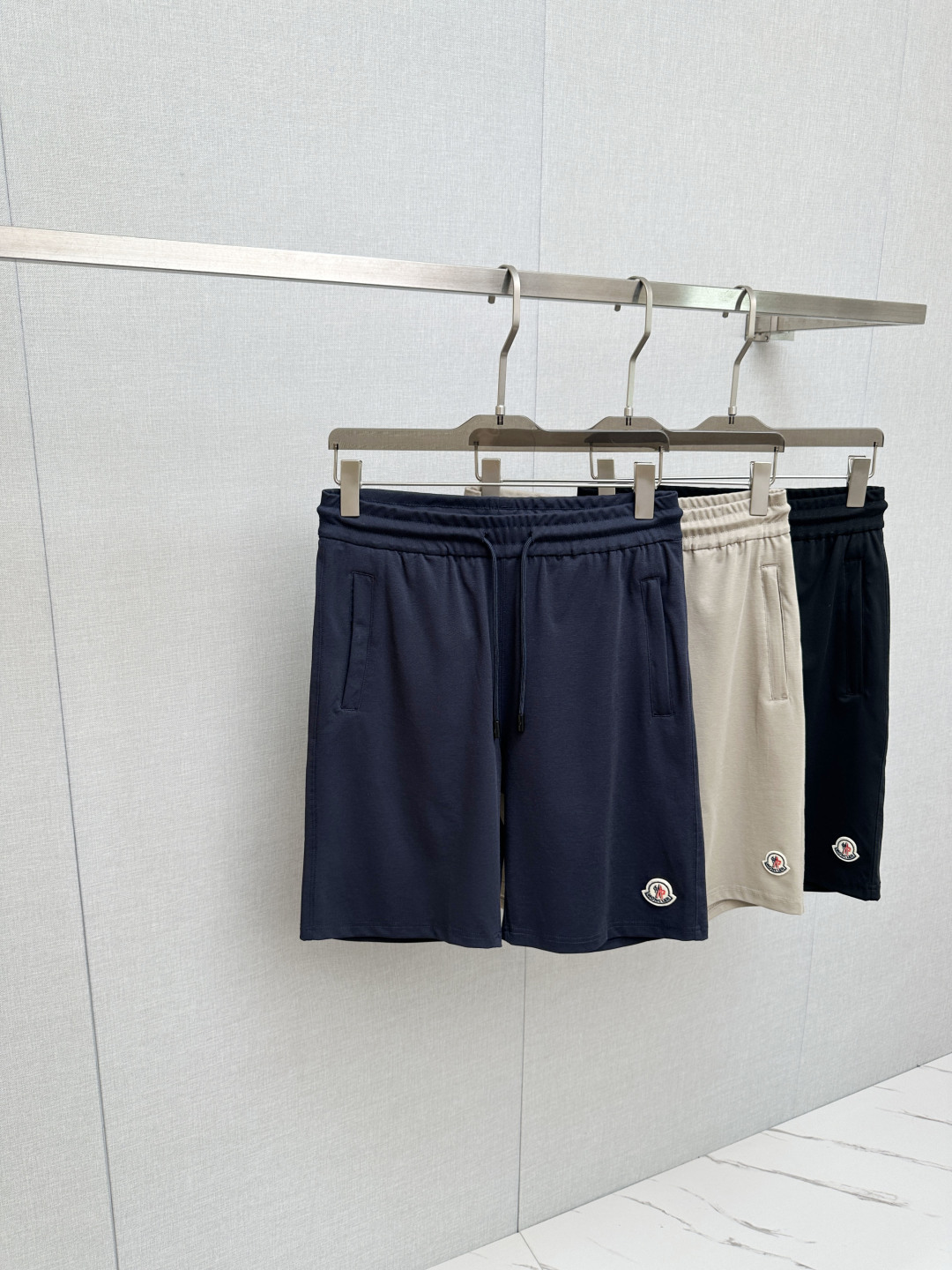 P210 MO Moncler Pantalones cortos de moda nueva temporada 2026ss para hombre, versión de alta gama. Tejido pe…