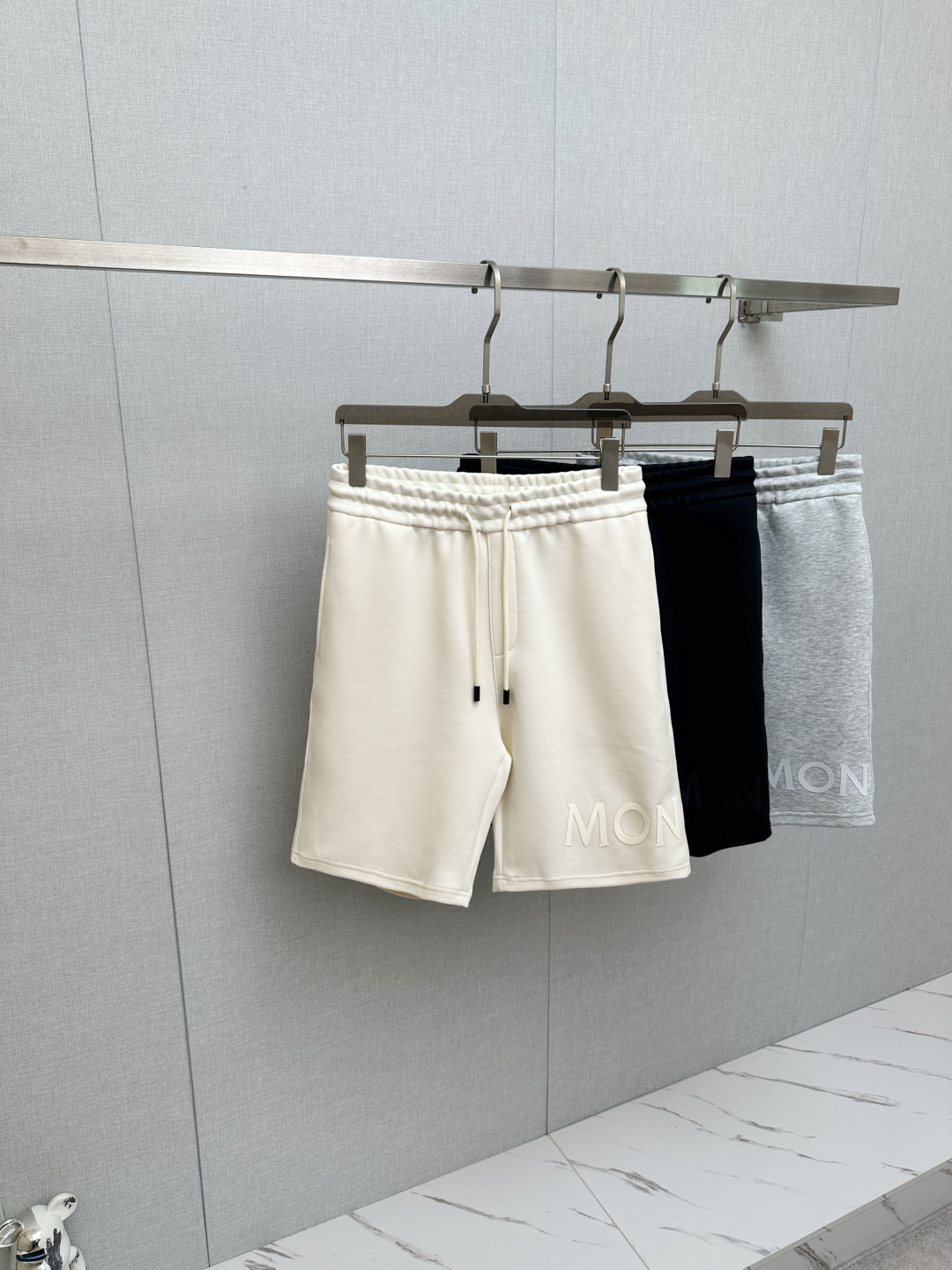 NO:849999,MO masked hot shorts 2026ss new men's casual shorts, high-end version!  Custom-made fabrics at the counter are highly breathable and comfortable, with impeccable details. The brand design concept reflects high quality. It feels delicate and soft!  It presents a casual cut and the upper body shape is awesome!  Size M-3XL,,Moncler,shorts,19860909MO蒙口 爆款短裤2026ss新款男士休闲短裤,高端版本！专柜定制面料 透气舒适度高,细节无可挑剔,品牌设计理念,体现高品质.手感细腻柔软！呈现休闲裁剪,上身版型超赞！码数M-3XL,,Moncler,shorts,,Men's clothing