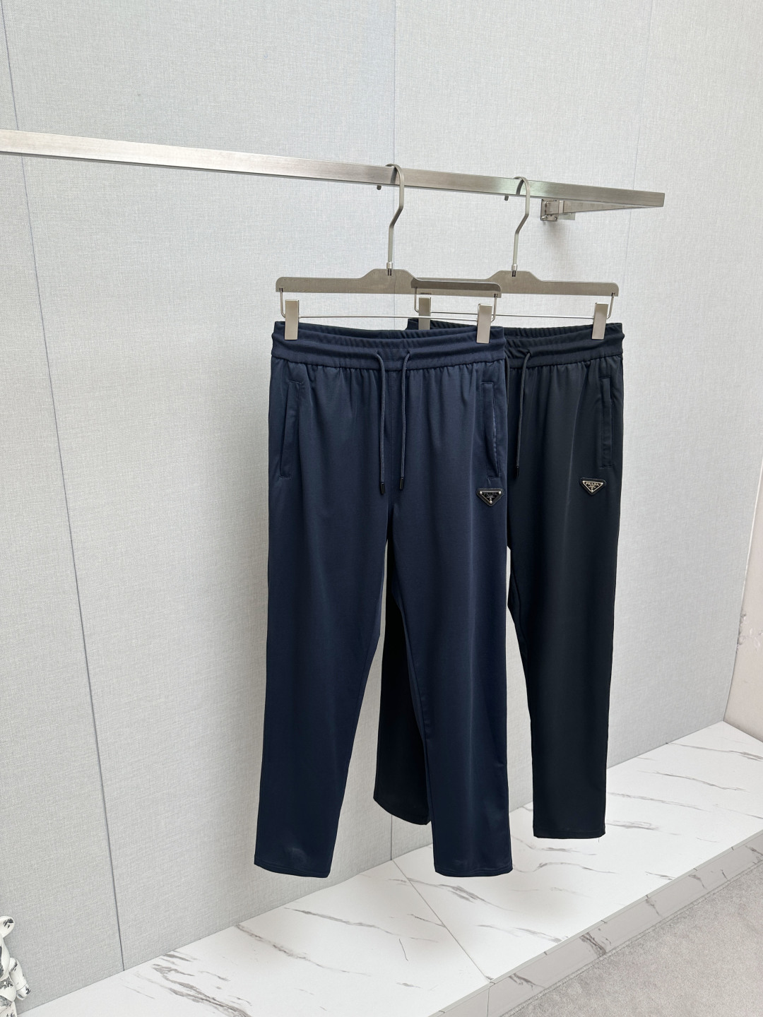 NO:850002,PRADA's new casual pants are made of imported European fabrics, which are soft, comfortable and textured. The original hardware accessories are very cool, the details are exquisite, the upper body effect is super amazing, and they are trendy and versatile. Made with exquisite fabrics, it shows the outstanding style of the product. A must-have style!  Definitely one worth owning!  Size M-3XL,,prada,prada,19860909PRADA普拉达 新品休闲裤,选用欧洲进口面料,柔软舒适有质感,原版五金配件,非常炫酷,细节处理精致,上身效果超级无敌赞,潮流百搭.尚选面料匠心而制 彰显卓越臻品风范 必备款式！绝对值得拥有的一条！尺码M-3XL,,prada,prada,,Men's clothing