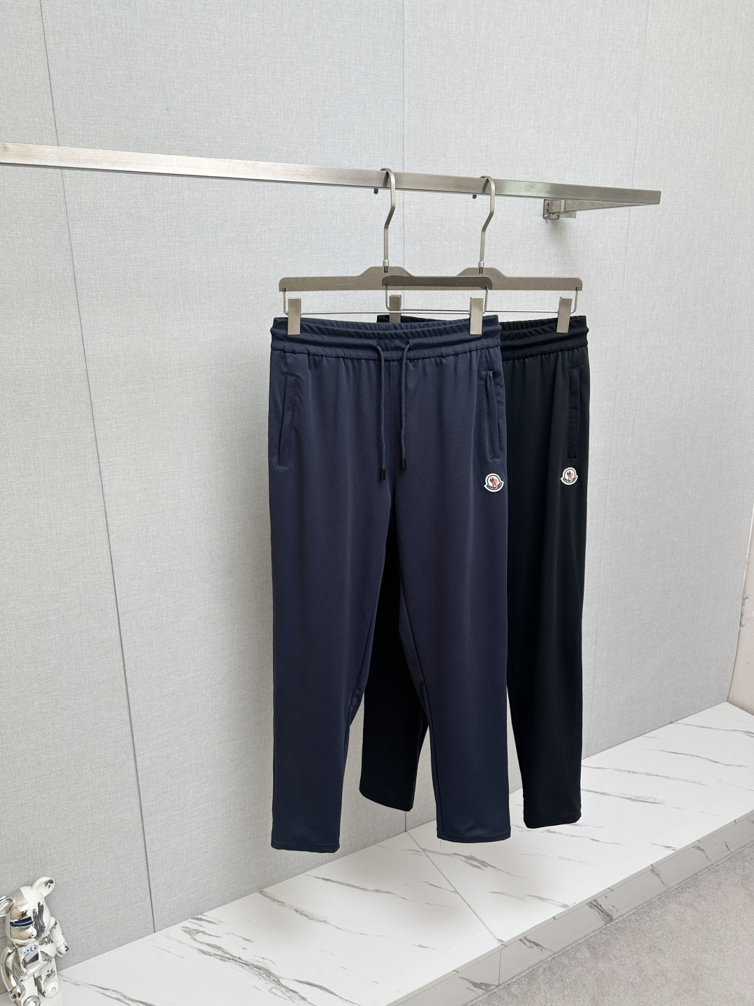 NO:850005,MO Mengkou's new casual pants are made of fabrics imported from Europe, which are soft, comfortable and textured. The original hardware accessories are very cool, the details are exquisite, the upper body effect is super amazing, and they are trendy and versatile. Made with exquisite fabrics, it shows the outstanding style of the product. A must-have style!  Definitely one worth owning! 尺码M-3XL,,Moncler,19860909MO蒙口 新品休闲裤,选用欧洲进口面料,柔软舒适有质感,原版五金配件,非常炫酷,细节处理精致,上身效果超级无敌赞,潮流百搭.尚选面料匠心而制 彰显卓越臻品风范 必备款式！绝对值得拥有的一条！尺码M-3XL,,Moncler,,Men's clothing