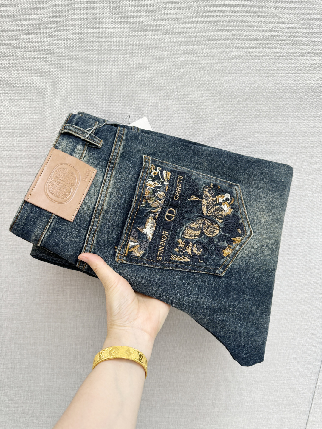 NO:846862,CD official website counter is available at the same time, the original order is very good, a super stylish pair of jeans, customized original washed denim fabric, unique design, top-notch printing technology letter pattern logo, original hardware accessories decoration, an extremely outstanding pair of jeans, the materials and craftsmanship are extremely luxurious and exquisite, extremely high-grade, handsome and stylish upper body, recommended, code number 29-38,,jeans,19860909CD 官网专柜同步有售,原单狠货,超级有范儿的一款牛仔裤,定制原版水洗牛仔面料,独特设计,顶级印花工艺字母图案logo,原版五金辅料装饰,极为翘楚的一款牛仔裤,用料与工艺都极致奢华精湛,档次极高,上身帅气有型,推荐,码数29—38,,jeans,,Men's clothing