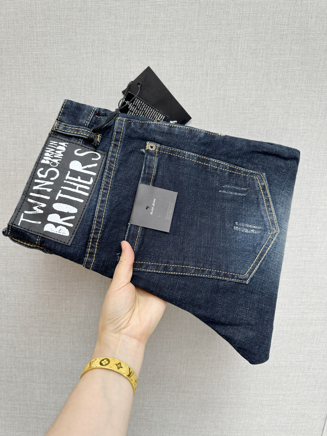 NO:846858,The official website counter is on sale at the same time, the original order is very good, a super stylish pair of jeans, customized original washed denim fabric, unique design, top-notch printing technology letter pattern logo, original hardware accessories decoration, an extremely outstanding pair of jeans, the materials and craftsmanship are extremely luxurious and exquisite, extremely high-grade, handsome and stylish upper body, recommended, code number 29-38,,jeans,19860909官网专柜同步有售,原单狠货,超级有范儿的一款牛仔裤,定制原版水洗牛仔面料,独特设计,顶级印花工艺字母图案logo,原版五金辅料装饰,极为翘楚的一款牛仔裤,用料与工艺都极致奢华精湛,档次极高,上身帅气有型,推荐,码数29—38,,jeans,,Men's clothing
