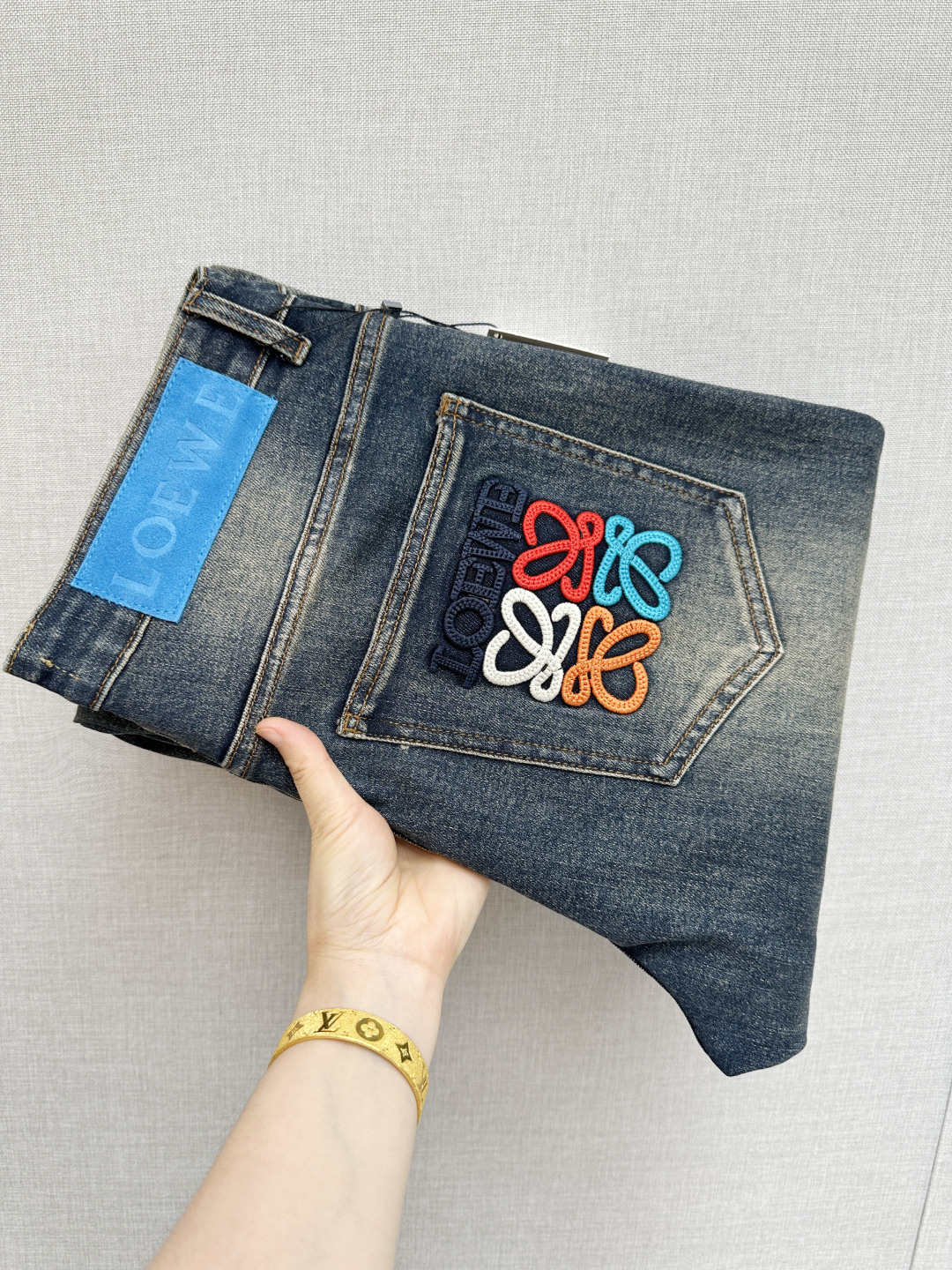NO:846856,LOEWE official website counters are available at the same time, the original order is very good, a super stylish pair of jeans, customized original washed denim fabric, unique design, top-notch printing technology letter pattern logo, original hardware accessories decoration, an extremely outstanding pair of jeans, the materials and craftsmanship are extremely luxurious and exquisite, extremely high-grade, handsome and stylish upper body, recommended, code number 29-38,,loewe,jeans,19860909LOEWE 官网专柜同步有售,原单狠货,超级有范儿的一款牛仔裤,定制原版水洗牛仔面料,独特设计,顶级印花工艺字母图案logo,原版五金辅料装饰,极为翘楚的一款牛仔裤,用料与工艺都极致奢华精湛,档次极高,上身帅气有型,推荐,码数29—38,,loewe,jeans,,Men's clothing