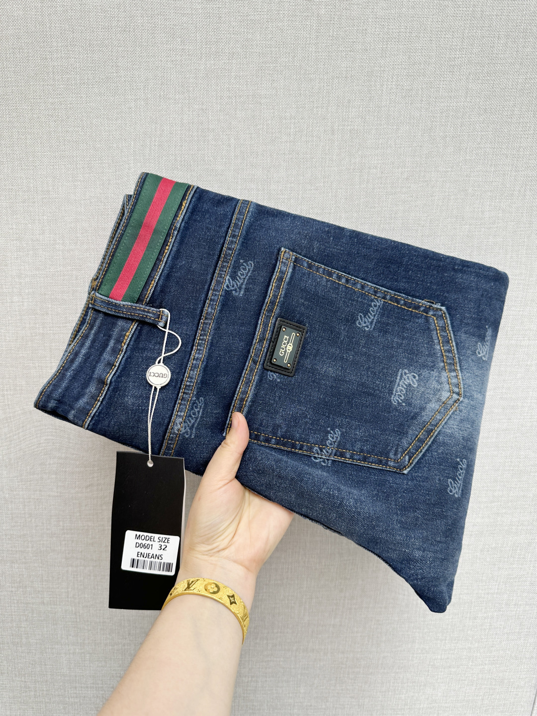 NO:846854,GUCCI official website counters are on sale at the same time, original goods, super stylish jeans, customized original washed denim fabric, unique design, top-notch printing technology letter pattern logo, original hardware accessories decoration, an extremely outstanding pair of jeans, the materials and craftsmanship are extremely luxurious and exquisite, extremely high-grade, handsome and stylish upper body, recommended, code number 29-38,, gucci, jeans,19860909GUCCI 官网专柜同步有售,原单狠货,超级有范儿的一款牛仔裤,定制原版水洗牛仔面料,独特设计,顶级印花工艺字母图案logo,原版五金辅料装饰,极为翘楚的一款牛仔裤,用料与工艺都极致奢华精湛,档次极高,上身帅气有型,推荐,码数29—38,,gucci,jeans,,Men's clothing
