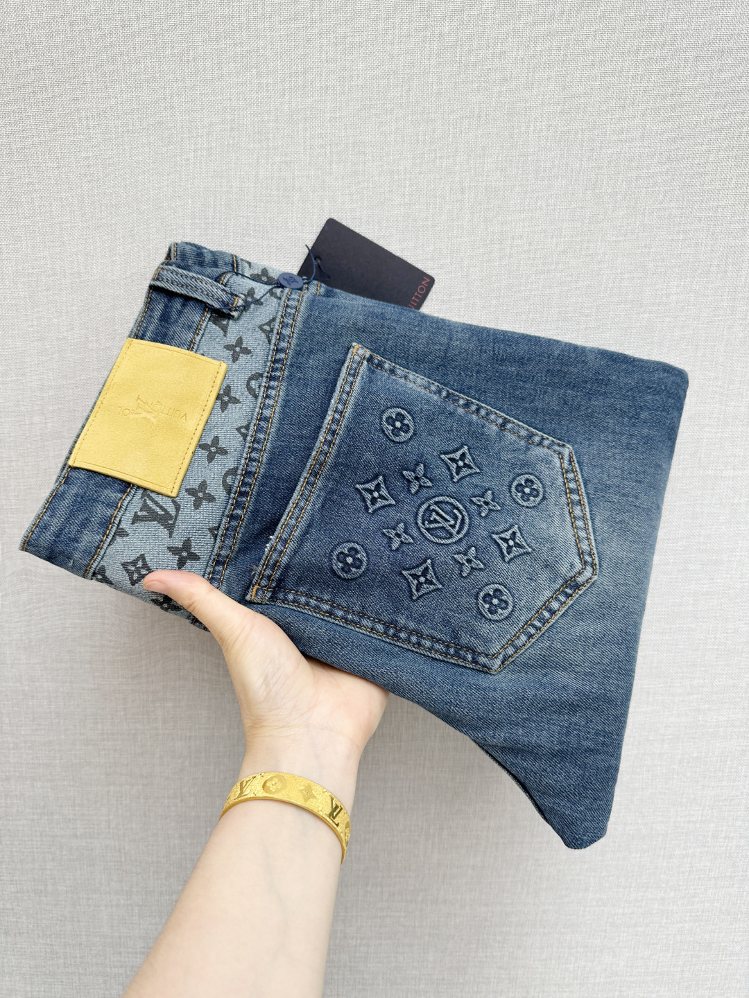 NO:846852,Available at the LV official website counter at the same time, original order, super stylish jeans, customized original washed denim fabric, unique design, top-notch printing technology letter pattern logo, original hardware accessories decoration, extremely outstanding jeans, the materials and craftsmanship are extremely luxurious and exquisite, extremely high grade, handsome and stylish upper body, recommended, size 29-38, louis vuitton, jeans,19860909LV 官网专柜同步有售,原单狠货,超级有范儿的一款牛仔裤,定制原版水洗牛仔面料,独特设计,顶级印花工艺字母图案logo,原版五金辅料装饰,极为翘楚的一款牛仔裤,用料与工艺都极致奢华精湛,档次极高,上身帅气有型,推荐,码数29—38,,louis vuitton,jeans,,Men's clothing