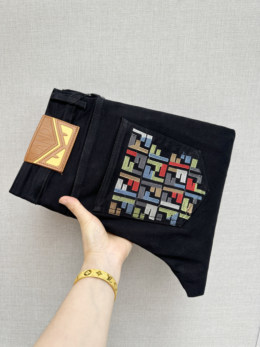 NO:846869,Available at the FD official website counter at the same time, original order, super stylish jeans, customized original washed denim fabric, unique design, top-notch printing technology letter pattern logo, original hardware accessories decoration, an extremely outstanding pair of jeans, the materials and craftsmanship are extremely luxurious and exquisite, extremely high-grade, handsome and stylish upper body, recommended, code number 29-38,,jeans,19860909FD 官网专柜同步有售,原单狠货,超级有范儿的一款牛仔裤,定制原版水洗牛仔面料,独特设计,顶级印花工艺字母图案logo,原版五金辅料装饰,极为翘楚的一款牛仔裤,用料与工艺都极致奢华精湛,档次极高,上身帅气有型,推荐,码数29—38,,jeans,,Men's clothing