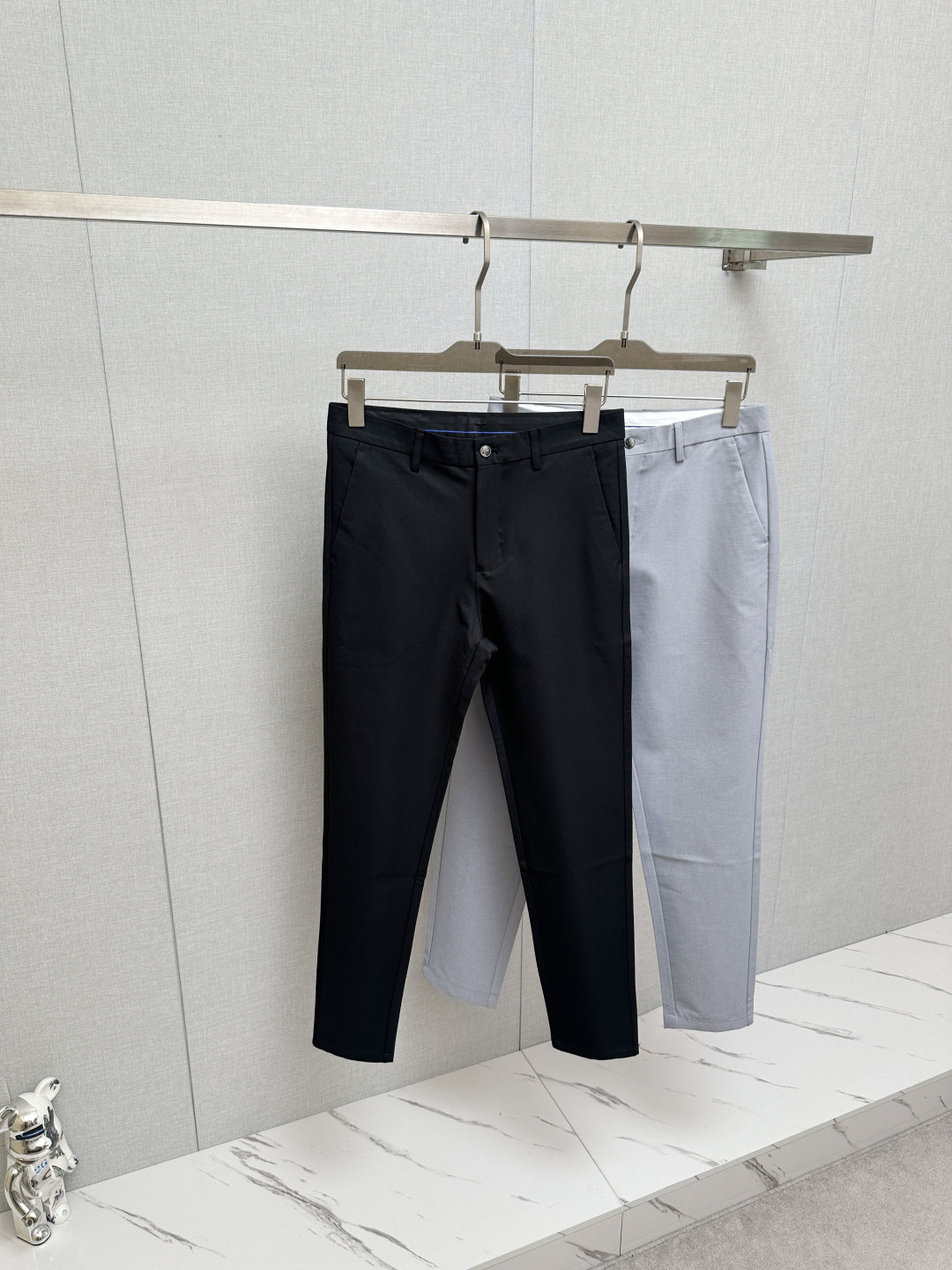 NO:834541,DG 2026 spring and summer new men's casual trousers, the final channel product has appeared!  !  Simultaneous sales at the counter!  It is no exaggeration to say that these trousers are products from the original OEM channel, not bragging about the original OEM. They are completely products from the domestic garment OEM officially authorized by Ermenegildo Zegna!  Therefore, the quantity and size ratio are extremely scarce, so you will earn money if you grab it!  The best pantsuits ever officially unveiled!  !  !  !  !  !  It has always been one of the must-have accessories for successful business people!  The brand's high-end style and powerful aura are not easily surpassed by everyone. No matter which season the style is, it is the standard of temperament!  However, the fabric style is between business casual and daily wear. Customized original hardware and logo accessories!  To be able to design a pair of trousers so suitable for the general public, we can only focus on men's business casual wear. Whether you are wearing it for casual occasions or business occasions, this style can be matched just right. To wear it, you must wear it well and be able to wear it according to your own taste!  Pants that give yourself unlimited bonus points!  Size 29-38,,zegna,19860909DG 2026春夏新款男士休闲西裤,压轴的渠道货出现了！！柜台同步销售！ 毫不夸张的说,此款裤装是原厂代工渠道的货,并不是吹牛的原厂代工,完全是由杰尼亚官方授权的国内成衣代工厂出来的产品！所以数量跟尺码配比都极度紧缺,抢到就是赚到！最好的裤装正式揭幕！！！！！！从来都是成功商务人士的专属必备行头之一！品牌高级的格调以及自带强大的气场并不是所有人都能轻易凌驾的.无论哪季的款式都是都是气质标配！但是面料版型又介乎于商务休闲跟日常穿着之间,定制原版五金logo辅料配件！能将一款裤装设计到如此贴合大众穿着,也就只有专注于男装商务休闲 不论您是休闲场合穿搭,或者商务场合此款都能搭配的恰到好处要穿,就必须穿好的,能穿出属于自己品味的！给自己无限加分的裤子！尺码29—38,,zegna,,Men's clothing