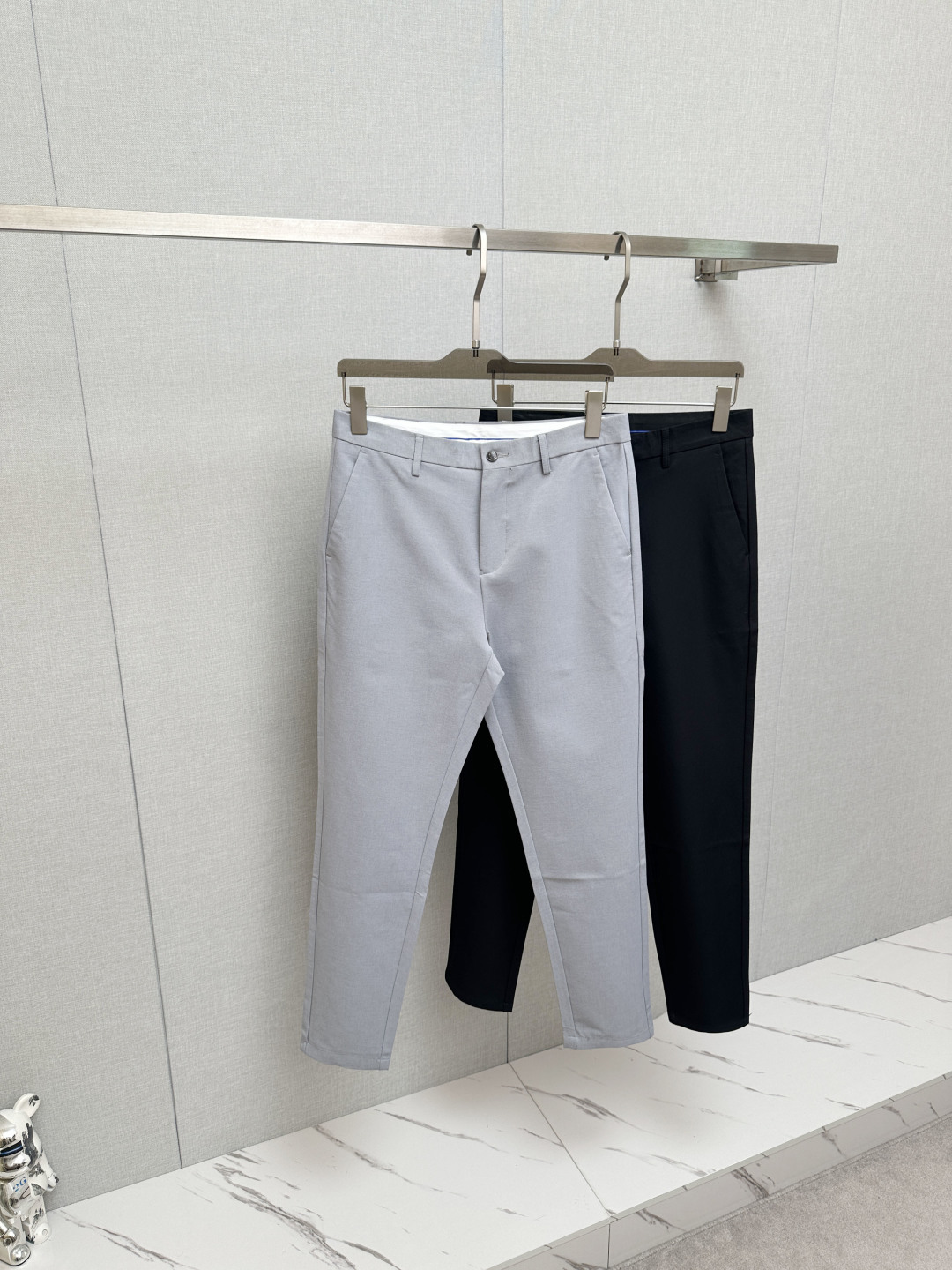 NO:834531,LOEWE's new 2026 spring and summer men's casual trousers, the final channel product has appeared!  !  Simultaneous sales at the counter!  It is no exaggeration to say that these trousers are products from the original OEM channel, not bragging about the original OEM. They are completely products from the domestic garment OEM officially authorized by Ermenegildo Zegna!  Therefore, the quantity and size ratio are extremely scarce, so you will earn money if you grab it!  The best pantsuits ever officially unveiled!  !  !  !  !  !  It has always been one of the must-have accessories for successful business people!  The brand's high-end style and powerful aura are not easily surpassed by everyone. No matter which season the style is, it is the standard of temperament!  However, the fabric style is between business casual and daily wear. Customized original hardware and logo accessories!  To be able to design a pair of trousers so suitable for the general public, we can only focus on men's business casual wear. Whether you are wearing it for casual occasions or business occasions, this style can be matched just right. To wear it, you must wear it well and be able to wear it according to your own taste!  Pants that give yourself unlimited bonus points!  Size 29-38,,loewe,zegna,19860909LOEWE 2026春夏新款男士休闲西裤,压轴的渠道货出现了！！柜台同步销售！ 毫不夸张的说,此款裤装是原厂代工渠道的货,并不是吹牛的原厂代工,完全是由杰尼亚官方授权的国内成衣代工厂出来的产品！所以数量跟尺码配比都极度紧缺,抢到就是赚到！最好的裤装正式揭幕！！！！！！从来都是成功商务人士的专属必备行头之一！品牌高级的格调以及自带强大的气场并不是所有人都能轻易凌驾的.无论哪季的款式都是都是气质标配！但是面料版型又介乎于商务休闲跟日常穿着之间,定制原版五金logo辅料配件！能将一款裤装设计到如此贴合大众穿着,也就只有专注于男装商务休闲 不论您是休闲场合穿搭,或者商务场合此款都能搭配的恰到好处要穿,就必须穿好的,能穿出属于自己品味的！给自己无限加分的裤子！尺码29—38,,loewe,zegna,,Men's clothing