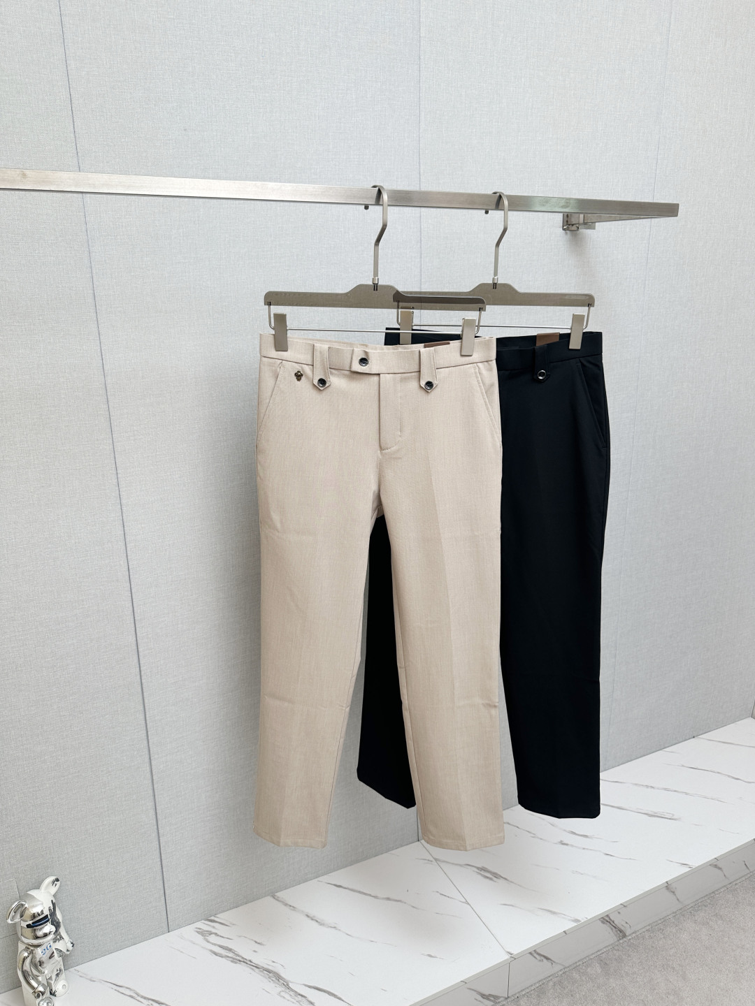 NO:834549,LV 2026 spring and summer new men's casual trousers, the final channel product has appeared!  !  Simultaneous sales at the counter!  It is no exaggeration to say that these trousers are products from the original OEM channel, not bragging about the original OEM. They are completely products from the domestic garment OEM officially authorized by Ermenegildo Zegna!  Therefore, the quantity and size ratio are extremely scarce, so you will earn money if you grab it!  The best pantsuits ever officially unveiled!  !  !  !  !  !  It has always been one of the must-have accessories for successful business people!  The brand's high-end style and powerful aura are not easily surpassed by everyone. No matter which season the style is, it is the standard of temperament!  However, the fabric style is between business casual and daily wear. Customized original hardware and logo accessories!  To be able to design a pair of trousers so suitable for the general public, we can only focus on men's business casual wear. Whether you are wearing it for casual occasions or business occasions, this style can be matched just right. To wear it, you must wear it well and be able to wear it according to your own taste!  Pants that give yourself unlimited bonus points!  Size 29-38,,louis vuitton,zegna,19860909LV 2026春夏新款男士休闲西裤,压轴的渠道货出现了！！柜台同步销售！ 毫不夸张的说,此款裤装是原厂代工渠道的货,并不是吹牛的原厂代工,完全是由杰尼亚官方授权的国内成衣代工厂出来的产品！所以数量跟尺码配比都极度紧缺,抢到就是赚到！最好的裤装正式揭幕！！！！！！从来都是成功商务人士的专属必备行头之一！品牌高级的格调以及自带强大的气场并不是所有人都能轻易凌驾的.无论哪季的款式都是都是气质标配！但是面料版型又介乎于商务休闲跟日常穿着之间,定制原版五金logo辅料配件！能将一款裤装设计到如此贴合大众穿着,也就只有专注于男装商务休闲 不论您是休闲场合穿搭,或者商务场合此款都能搭配的恰到好处要穿,就必须穿好的,能穿出属于自己品味的！给自己无限加分的裤子！尺码29—38,,louis vuitton,zegna,,Men's clothing
